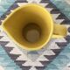 Pichet ou vase en porcelaine jaune estampillé Saint Clément France, numéroté 7821