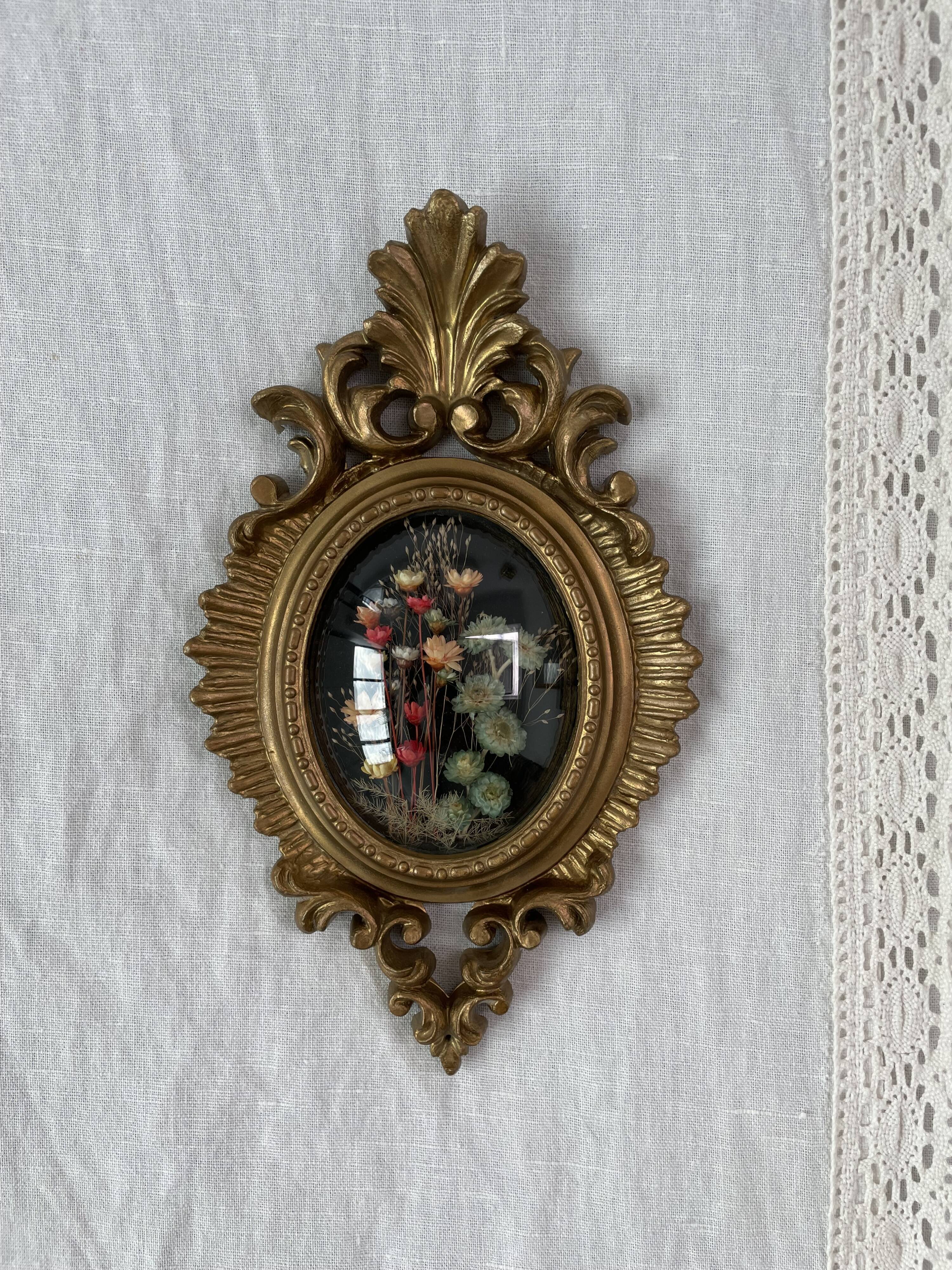 Cadre bois doré fleurs séchées rocaille