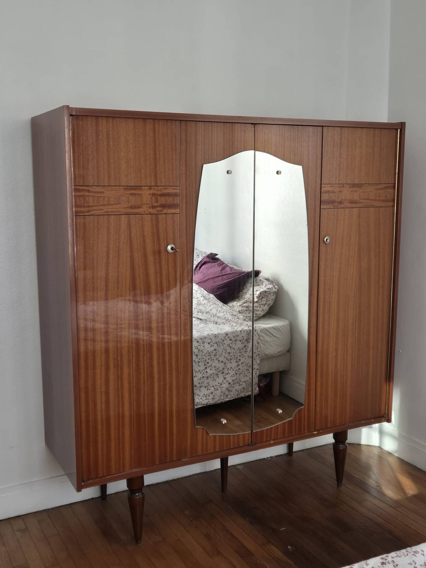 Armoire vintage en bois vernis