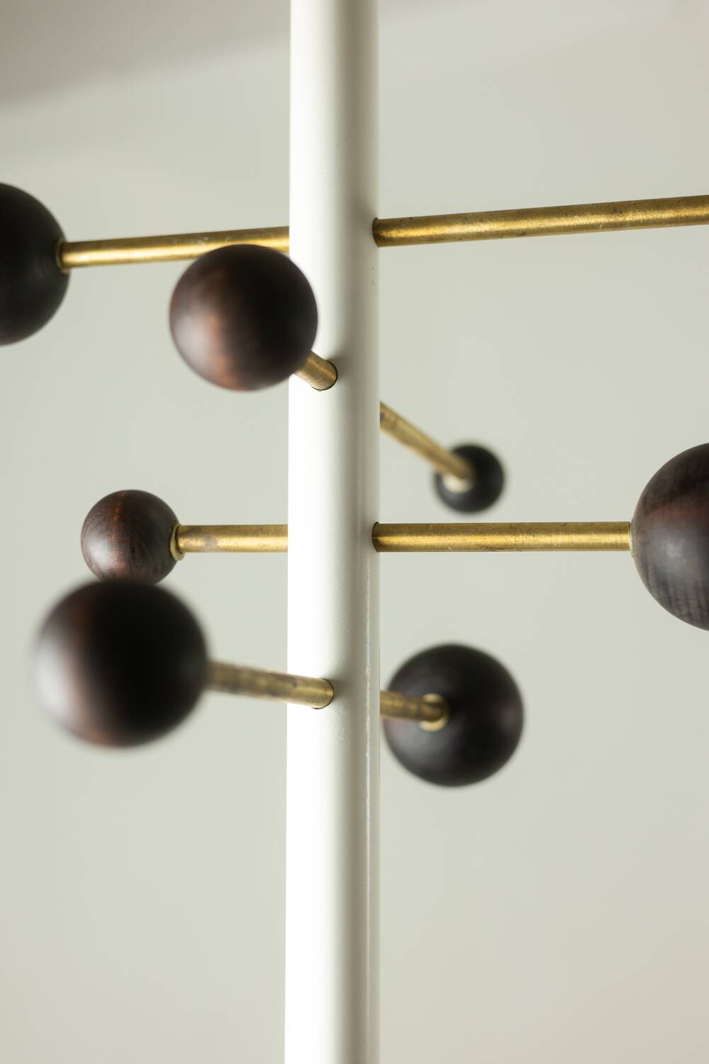 Portemanteau du sol au plafond en métal laqué et laiton. Contemporain.