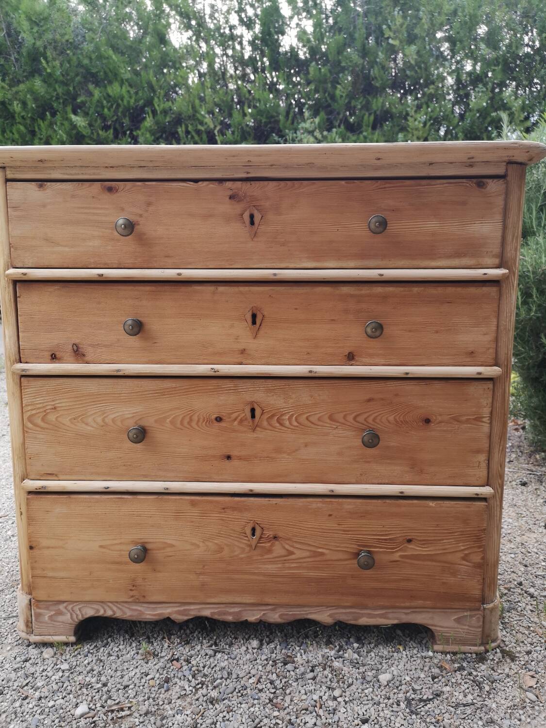 4-drawer pine chest of drawers