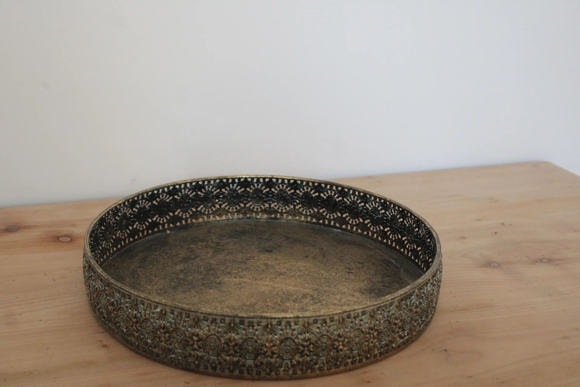 Round metal plate in patinated gold with an openwork border – D30 cm