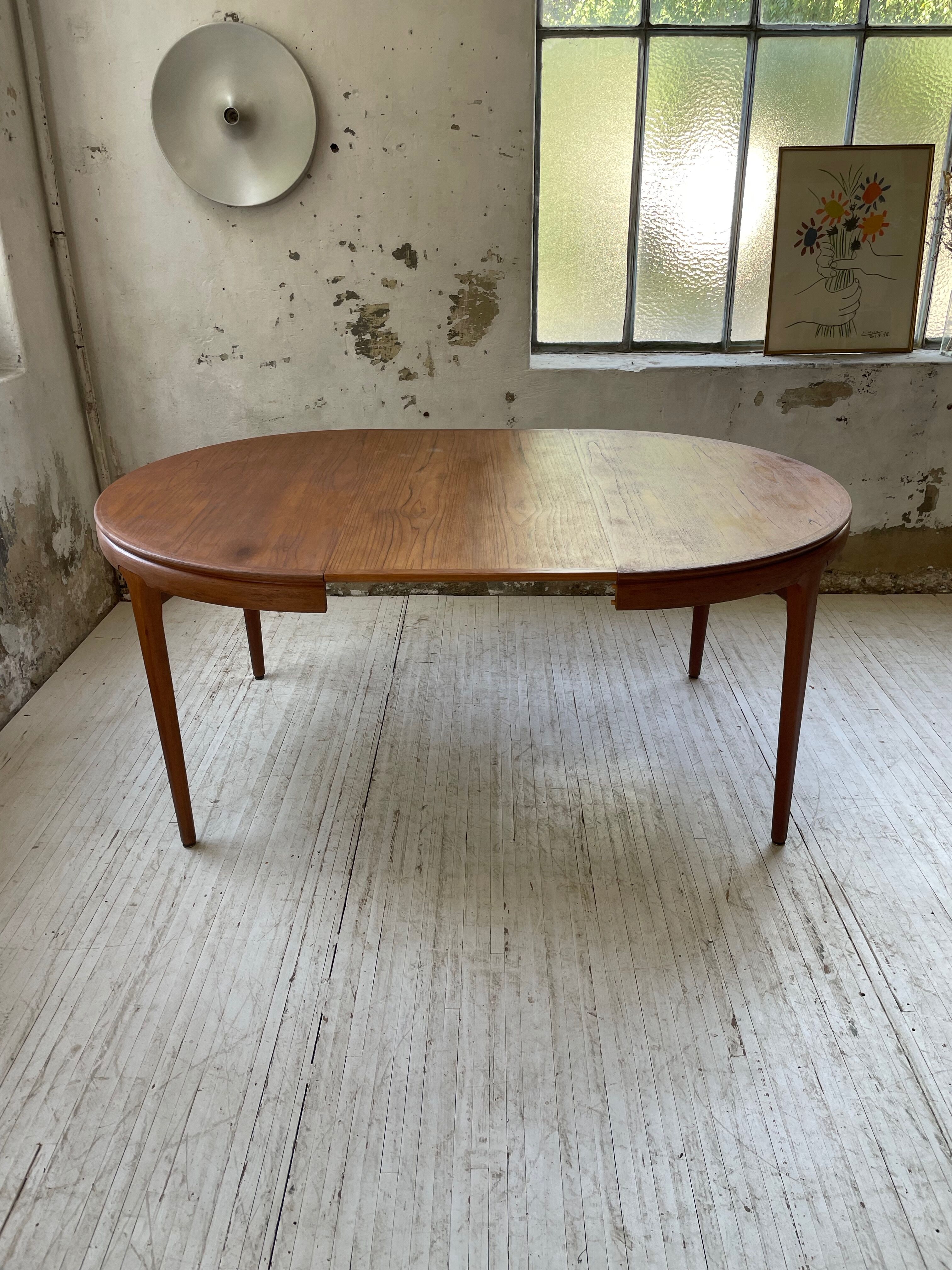 Round table 120-230 cm scandinavian samcom arne hovmand olsen