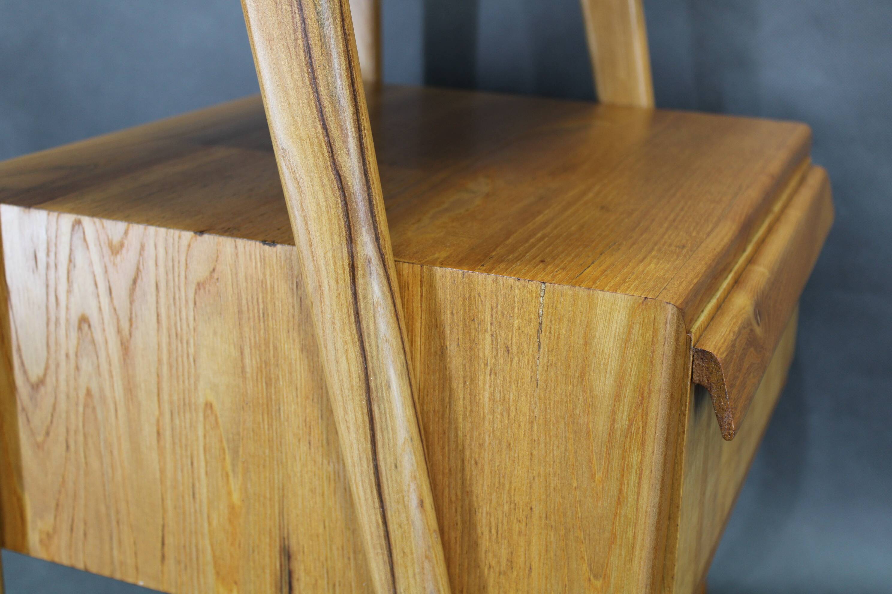 Table de chevet en érable, style milieu du siècle, années 1960, avec étagère en verre opale, restaurée, Tchécoslovaquie