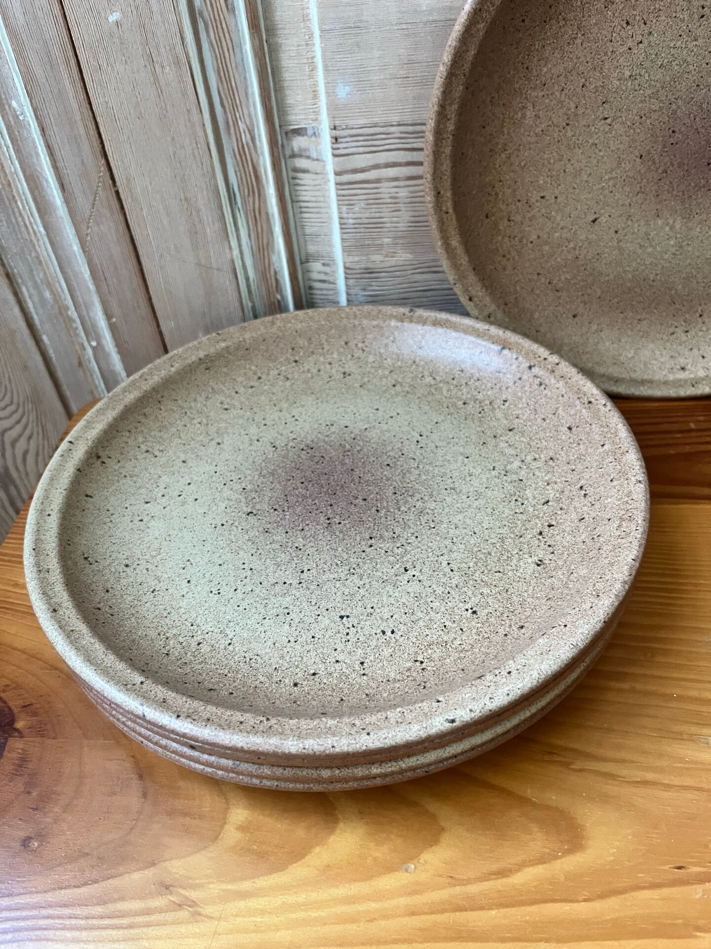 5 flat plates in stoneware