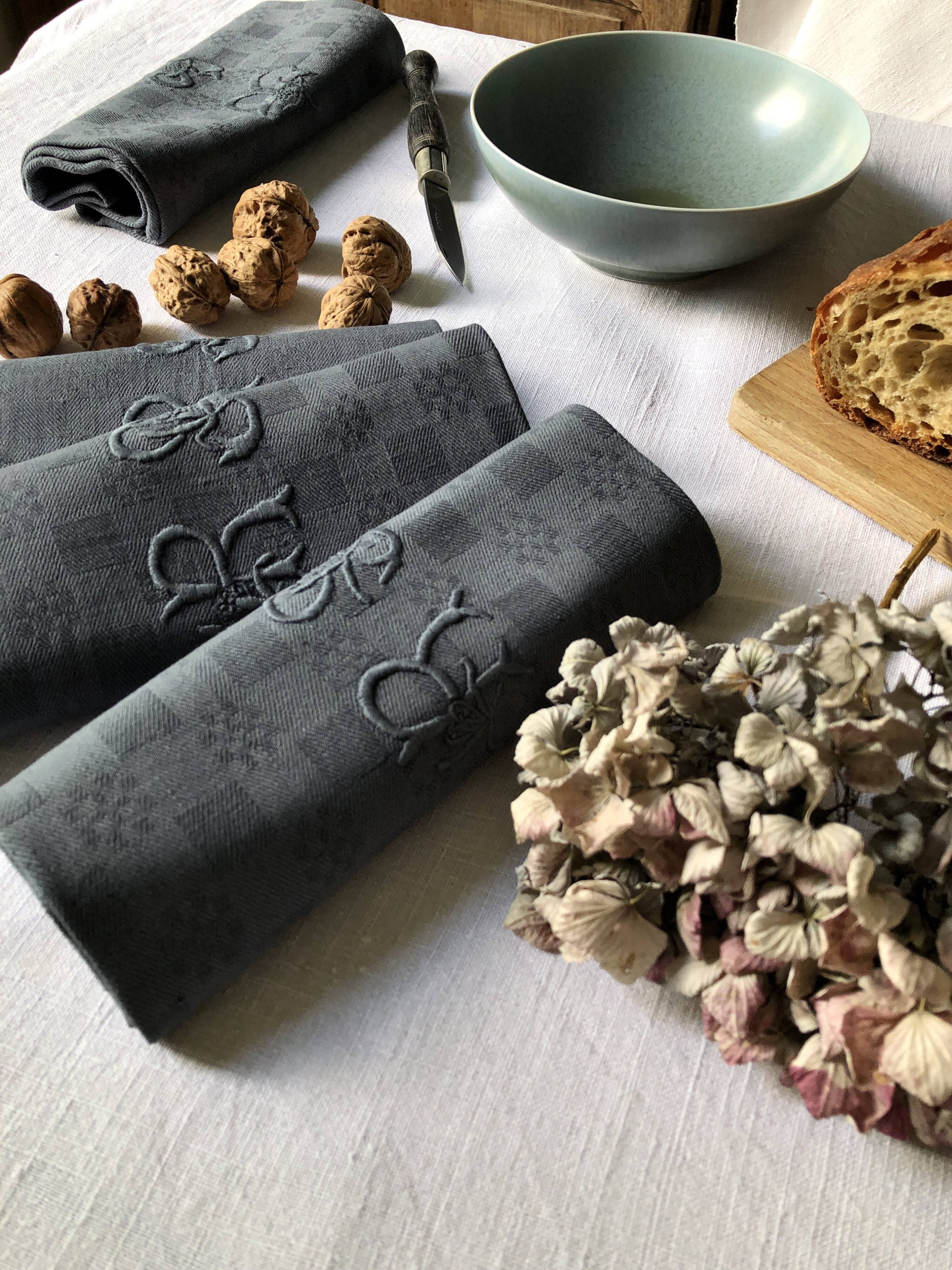 Suite of four napkins tinted in smoke grey