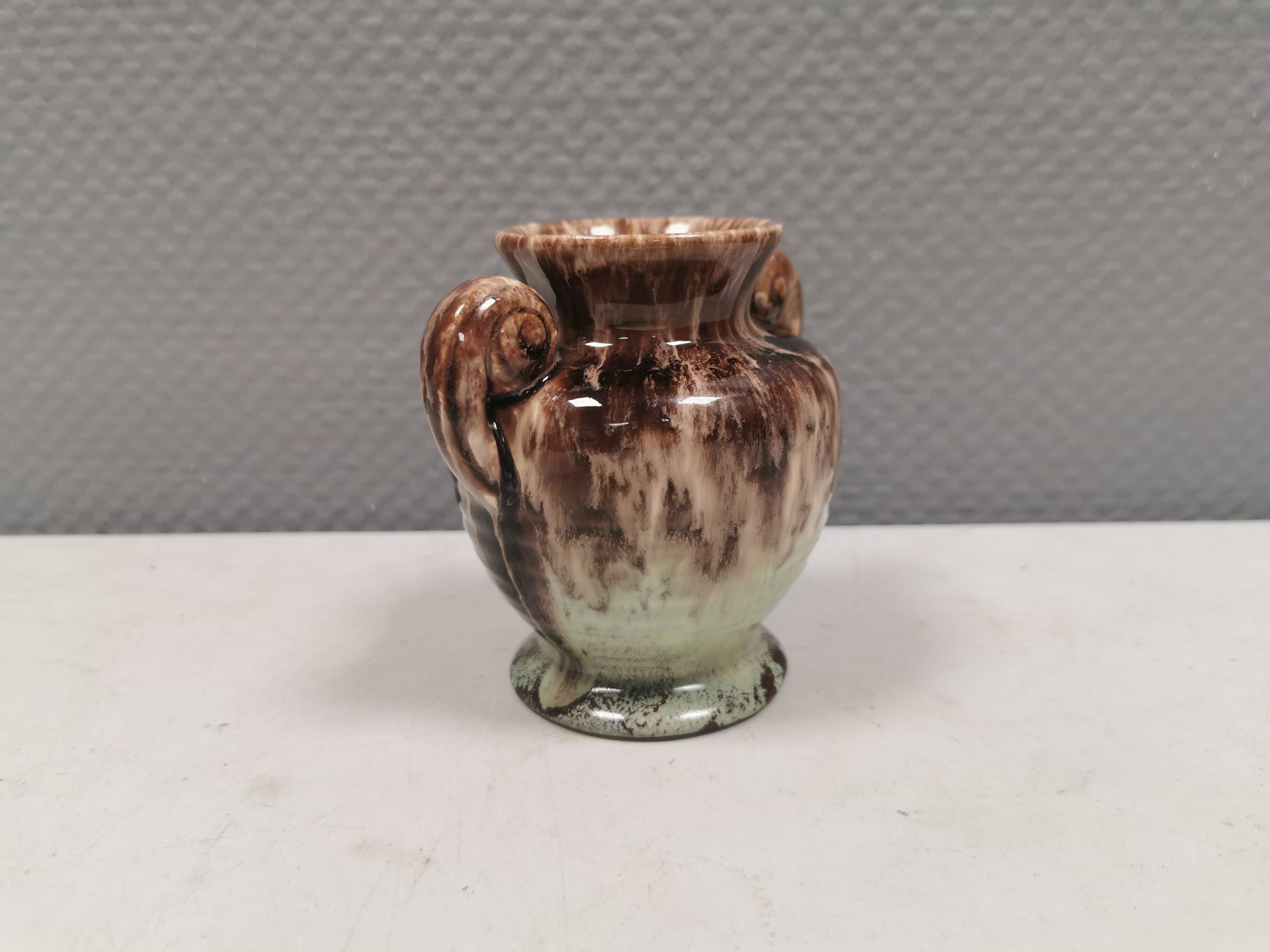 Petit vase à glaçure brillante de couleur marron/menthe et « oreilles » des années 1970, Suède