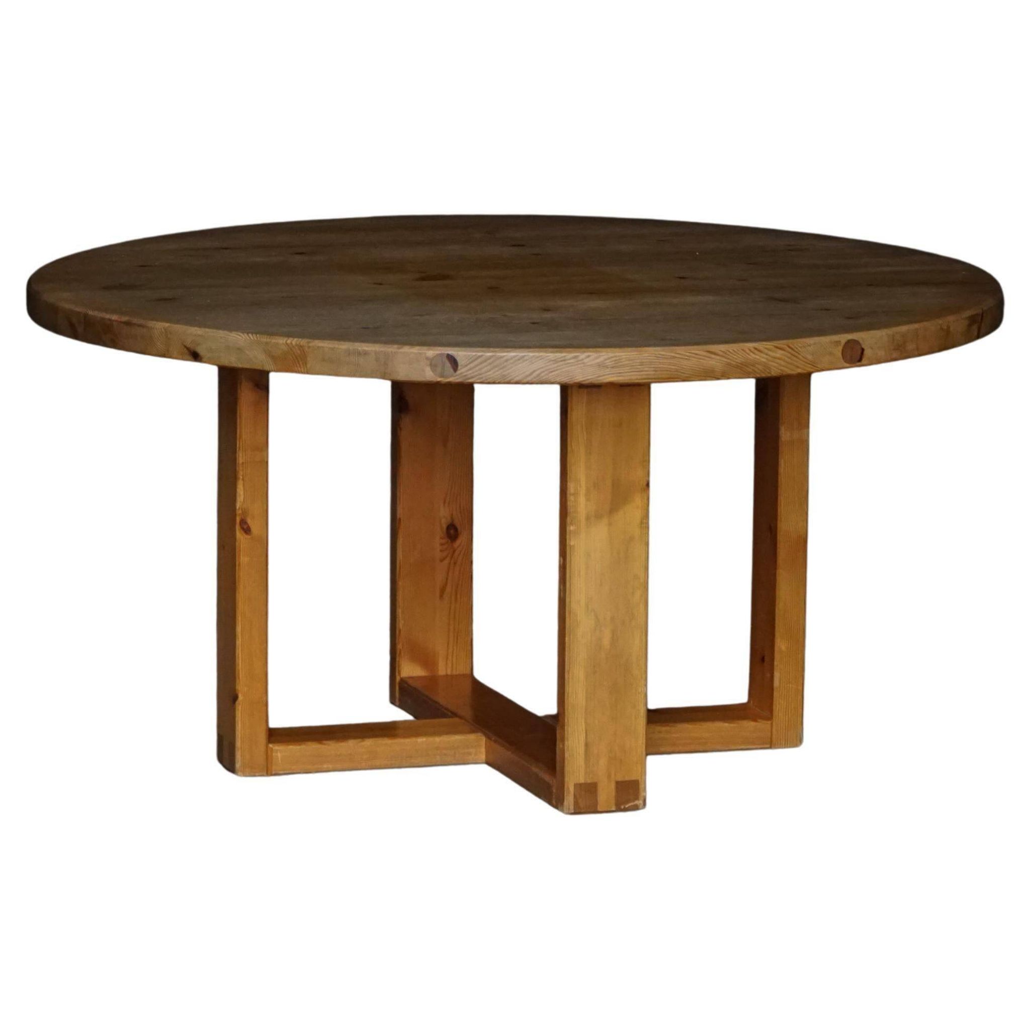 Round table in pine by Roland Wilhelmsson, mid-20th century.