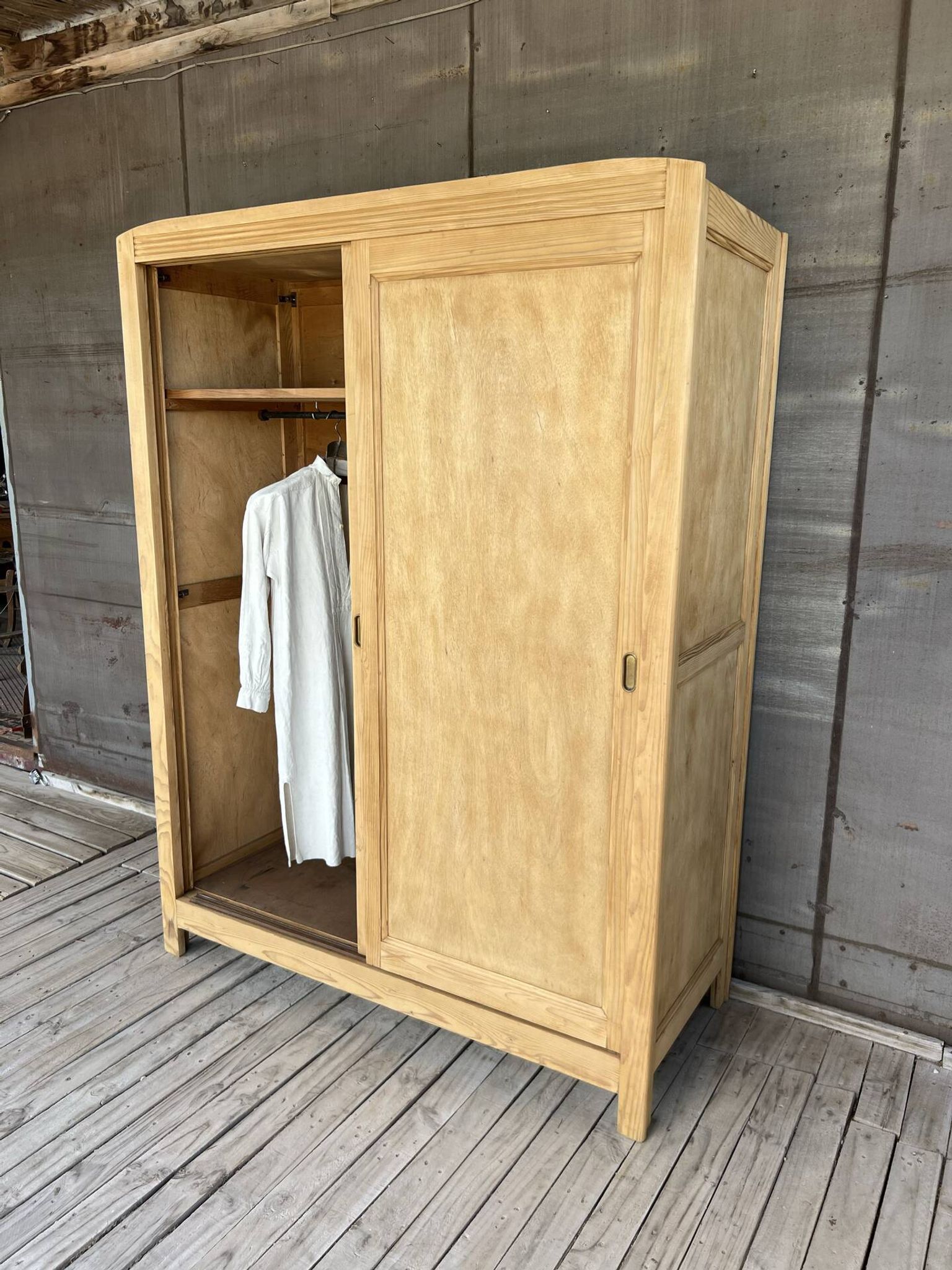 Armoire portes coulissantes bois brut