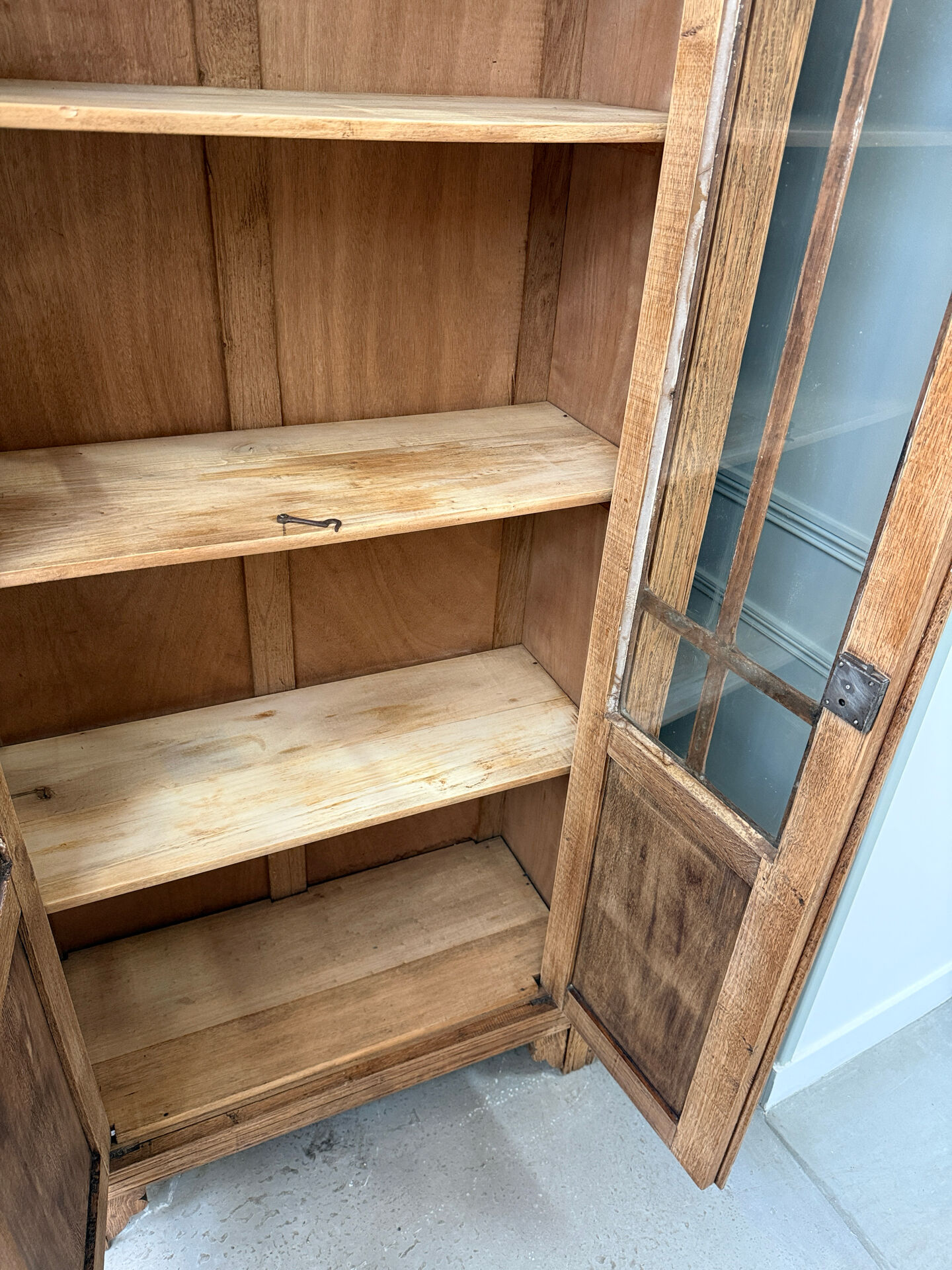 Parisian Art Deco display cabinet in oak (renovated)