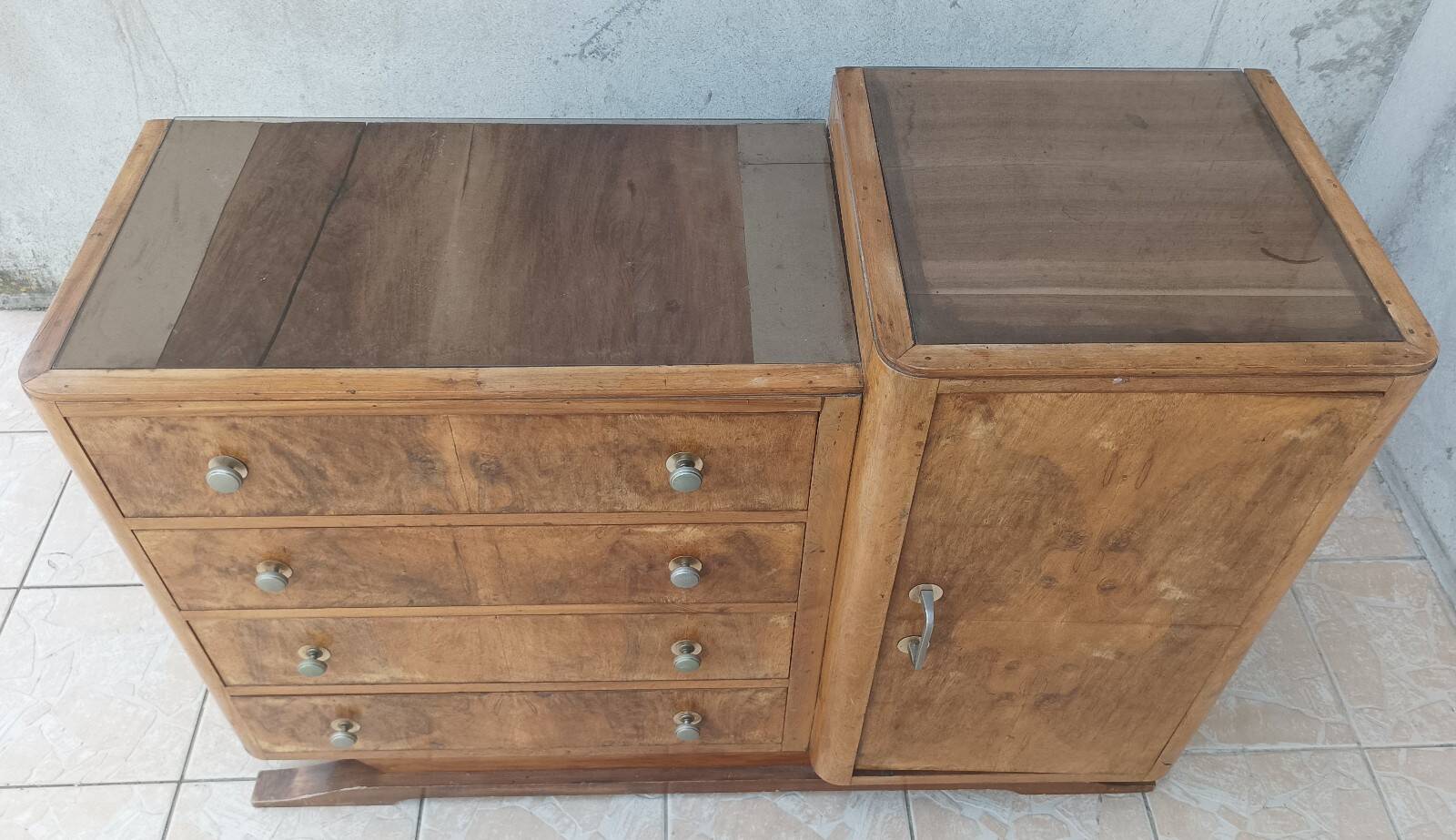 Art Deco buffet bar in walnut burl.