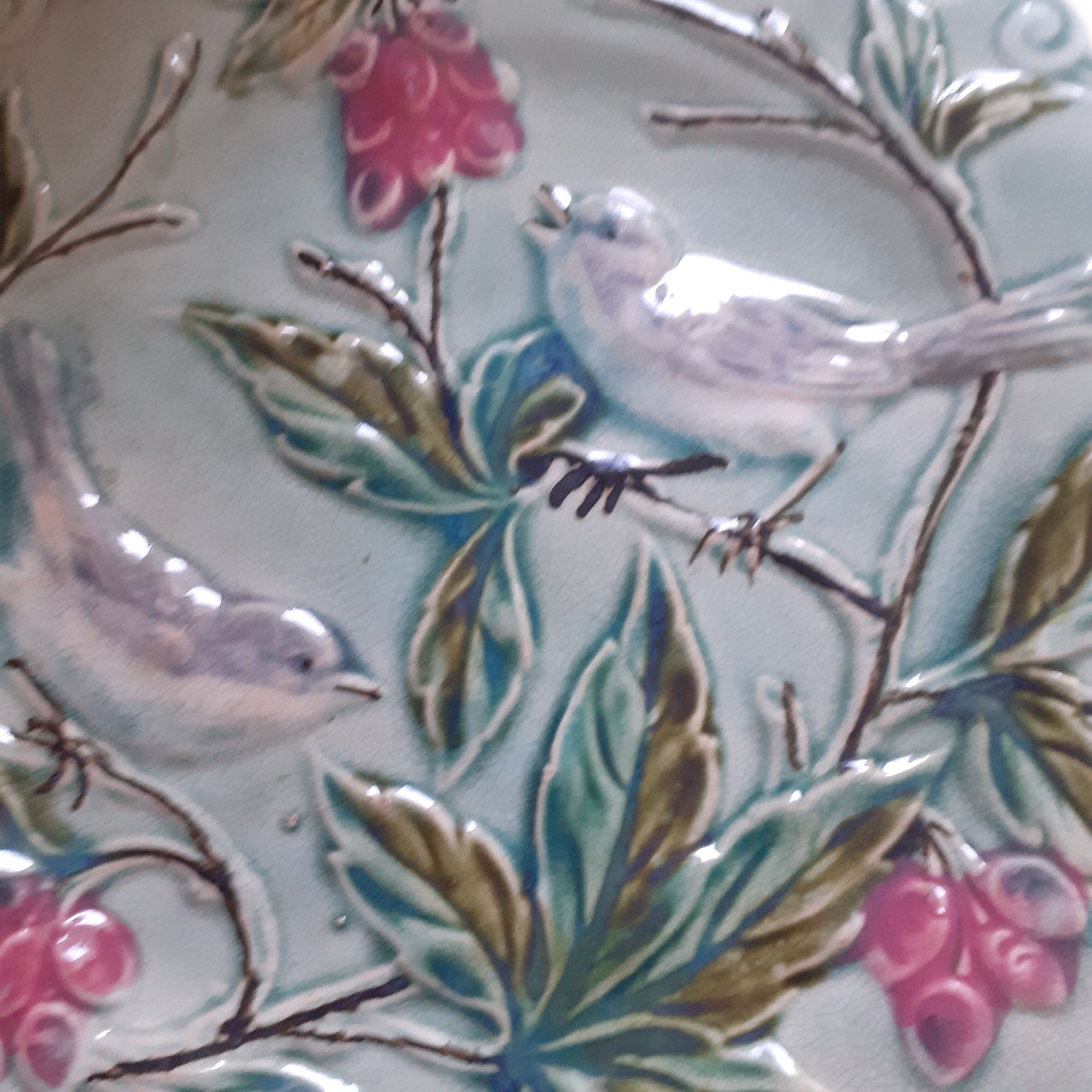 Light turquoise slip plate. Birds.