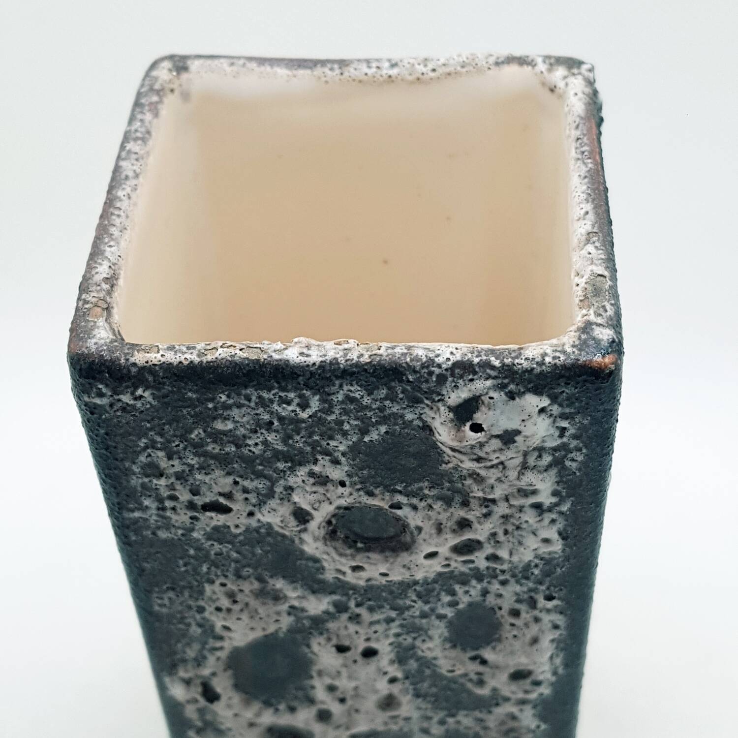 Vase glacé en écume de mer du milieu du siècle