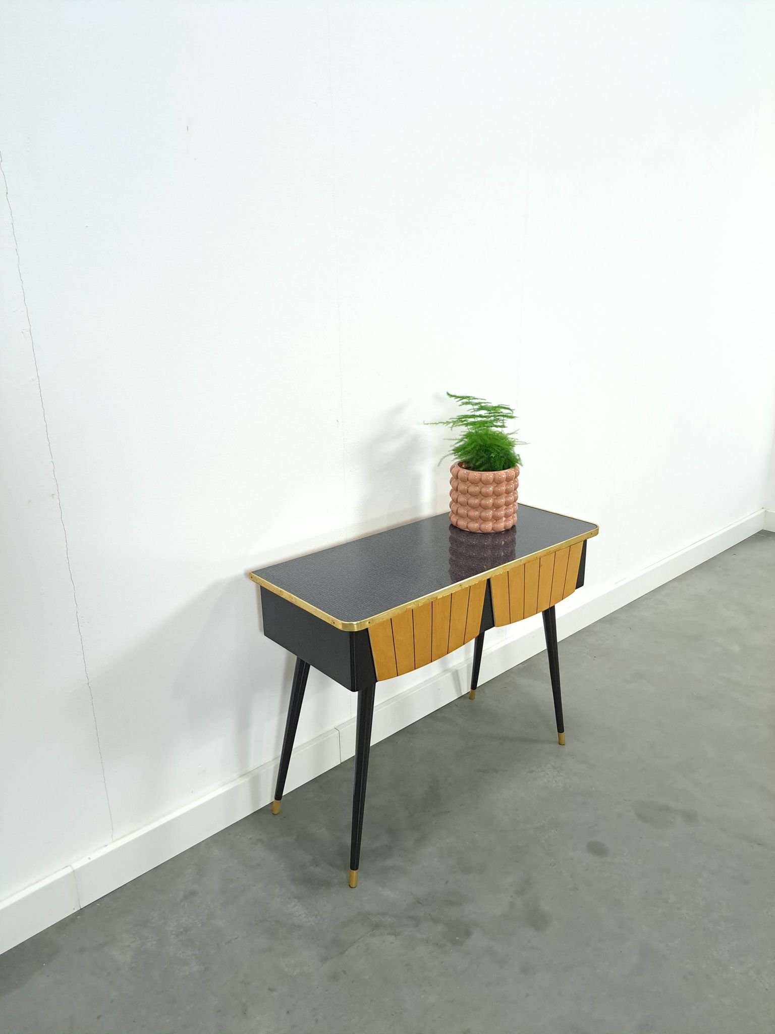 Kastje met formica blad, houten lades en goudkleurige details