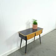 Kastje met formica blad, houten lades en goudkleurige details