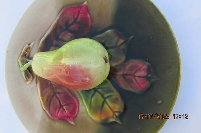 Assiette en barbotine poire