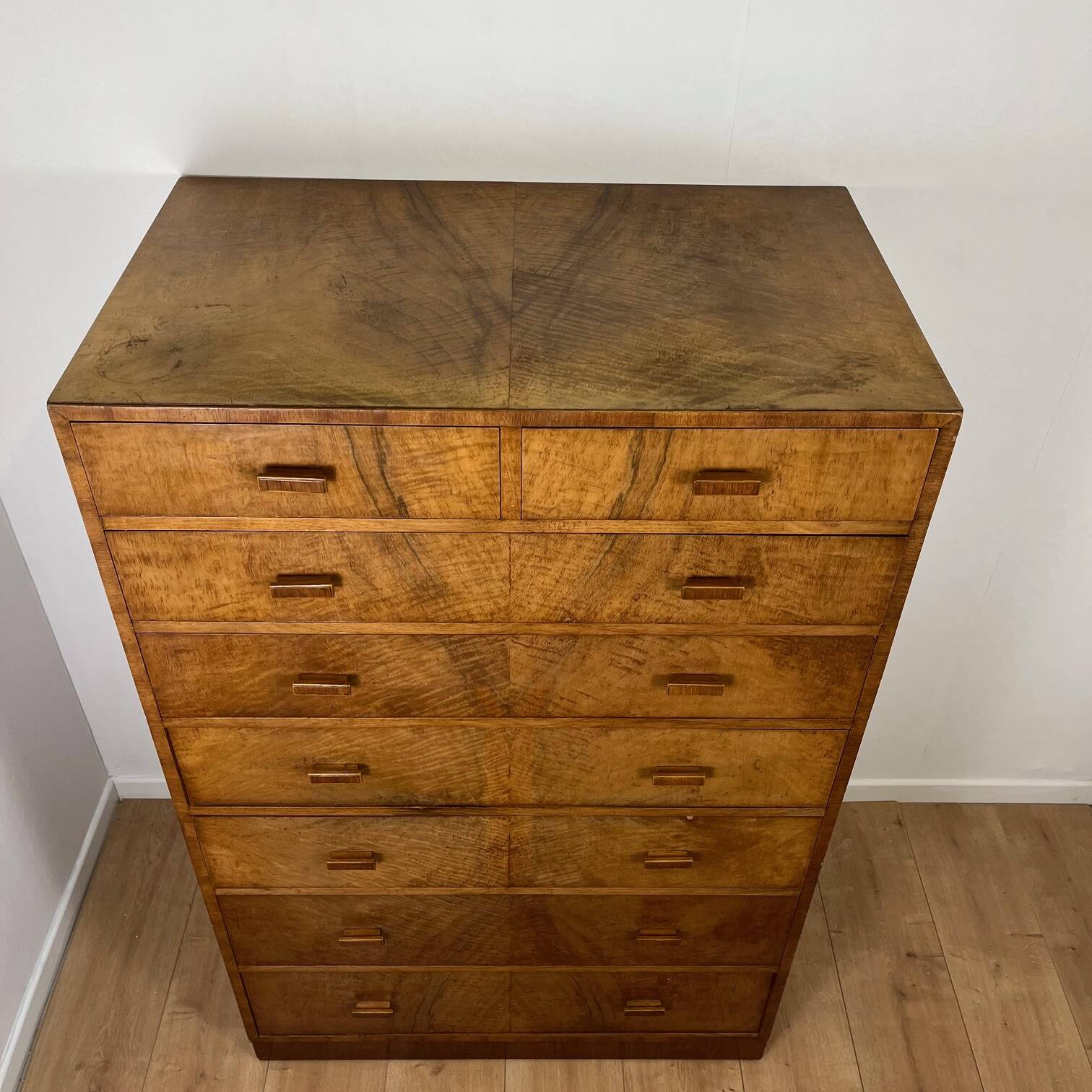 Tall chest of drawers, Art Deco weekly chest in flamed walnut, 1930-1940