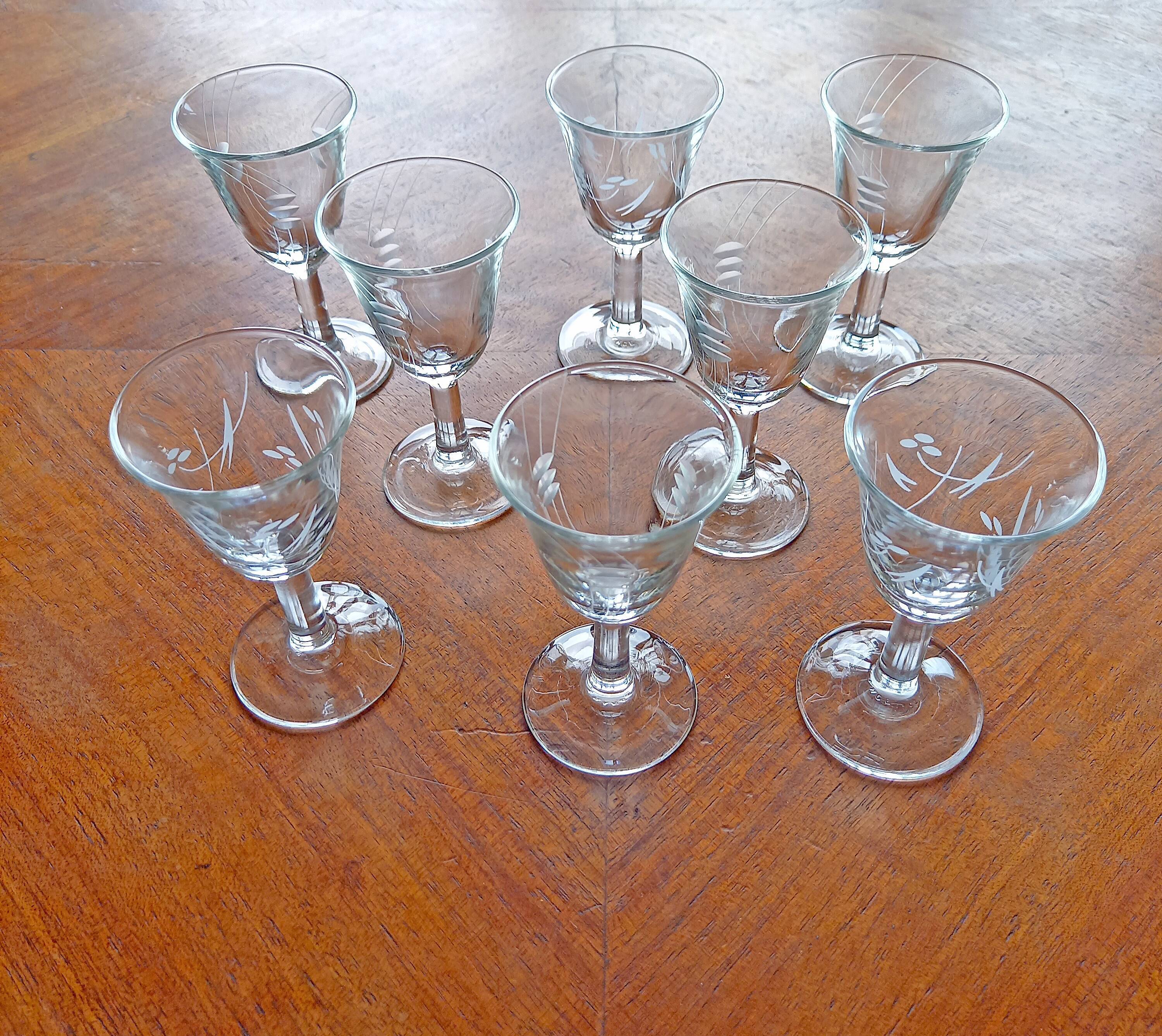 Set of 8 engraved glasses old with liquor or digestive 50s