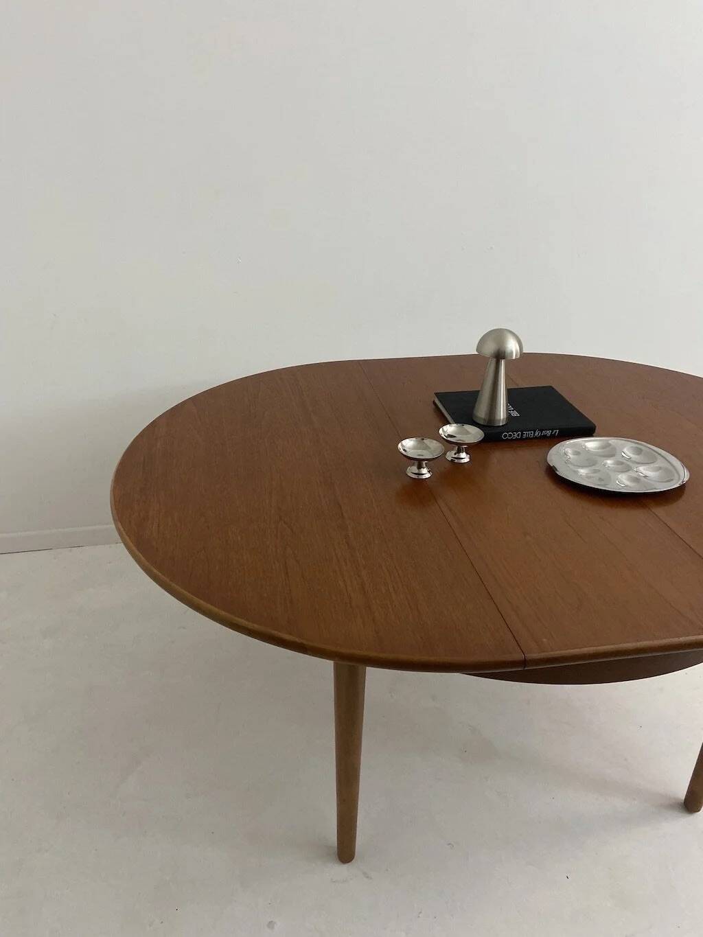 Vintage extendable table by Jentique