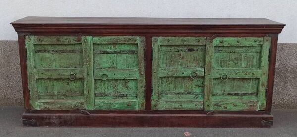 Buffet long en bois avec portes anciennes vertes