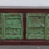 Buffet long en bois avec portes anciennes vertes