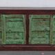 Buffet long en bois avec portes anciennes vertes