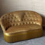 Canapé crapaud capitonné en velours moutarde