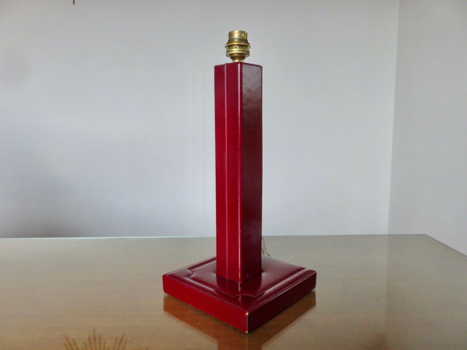 Lamp "the tanner" in burgundy leather 60s 70s