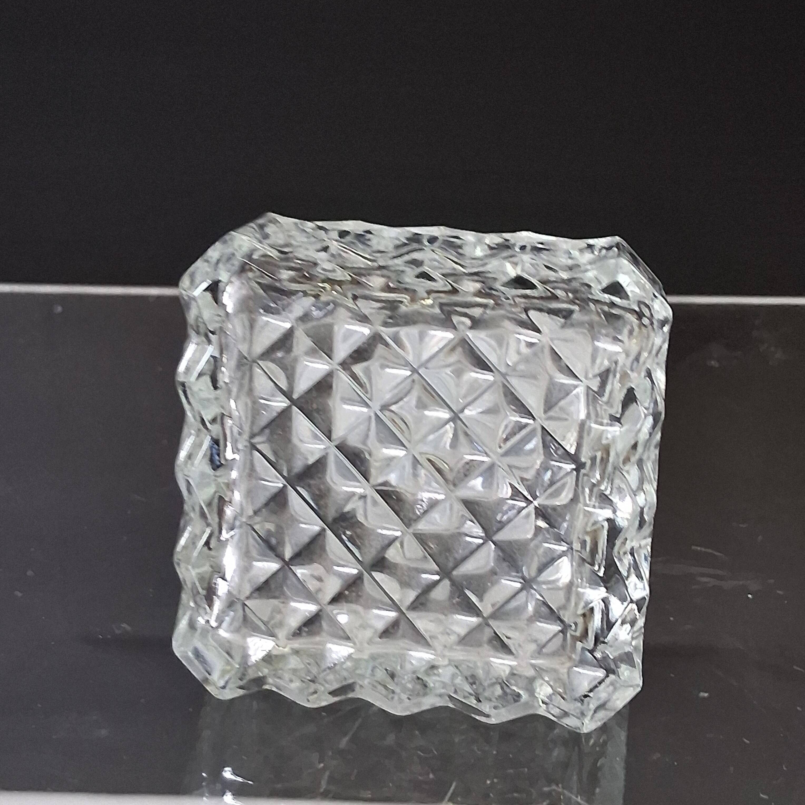 Very nice whisky/juice carafe in glass in very good condition.