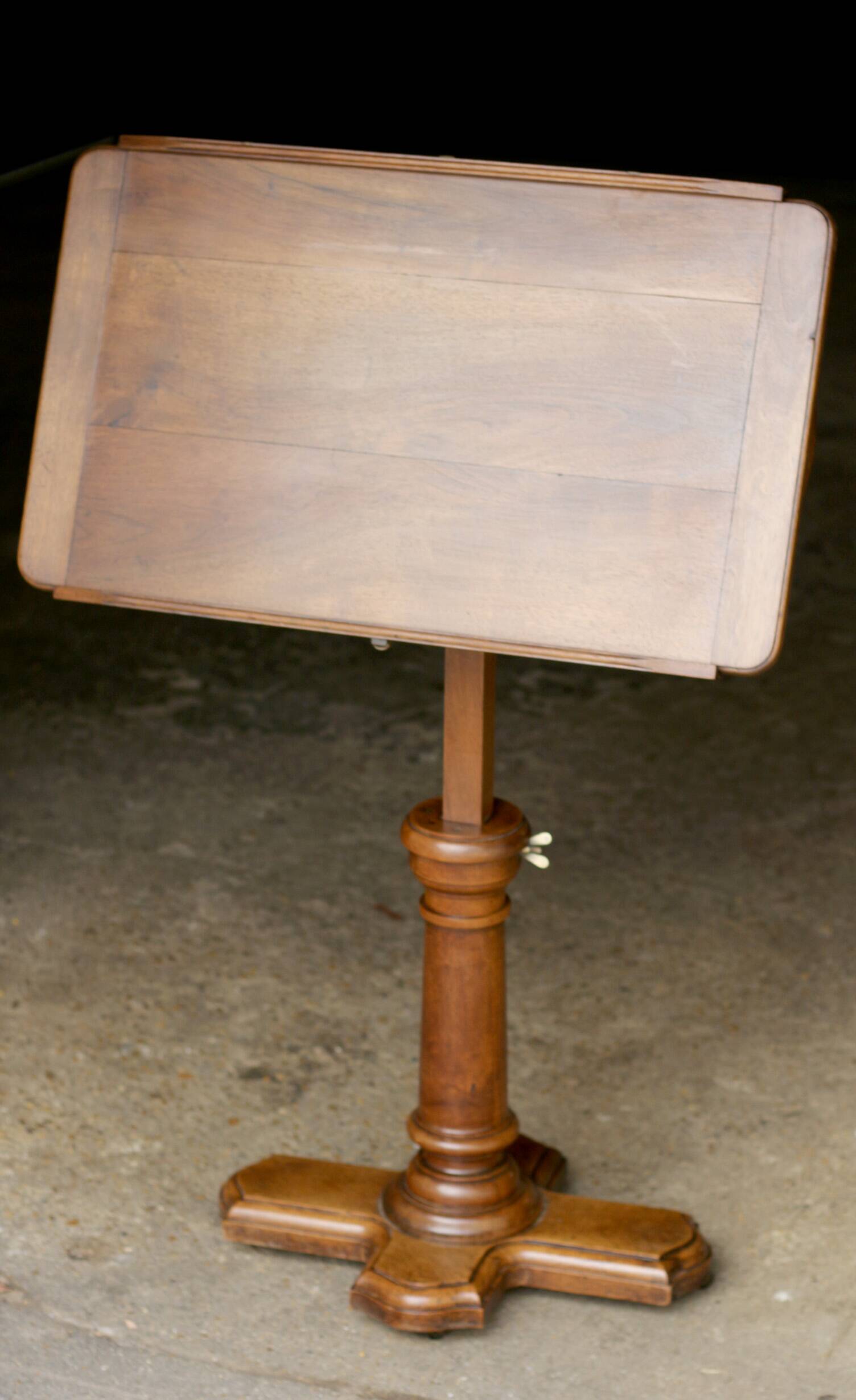 Beautiful "sun" table in solid walnut. Patented. Around 1900.