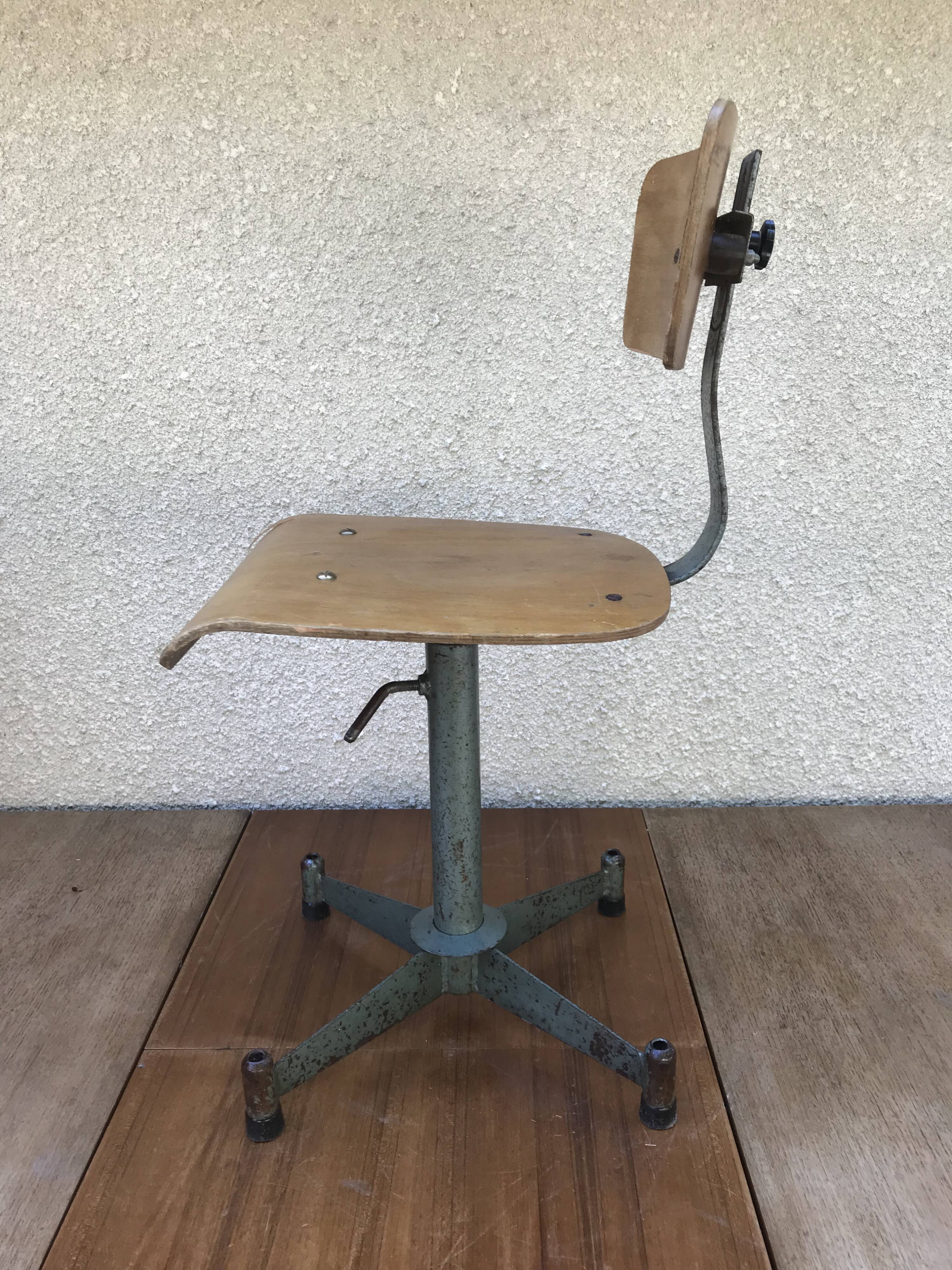 Former metal workshop chair - wood assise adjustable height vintage