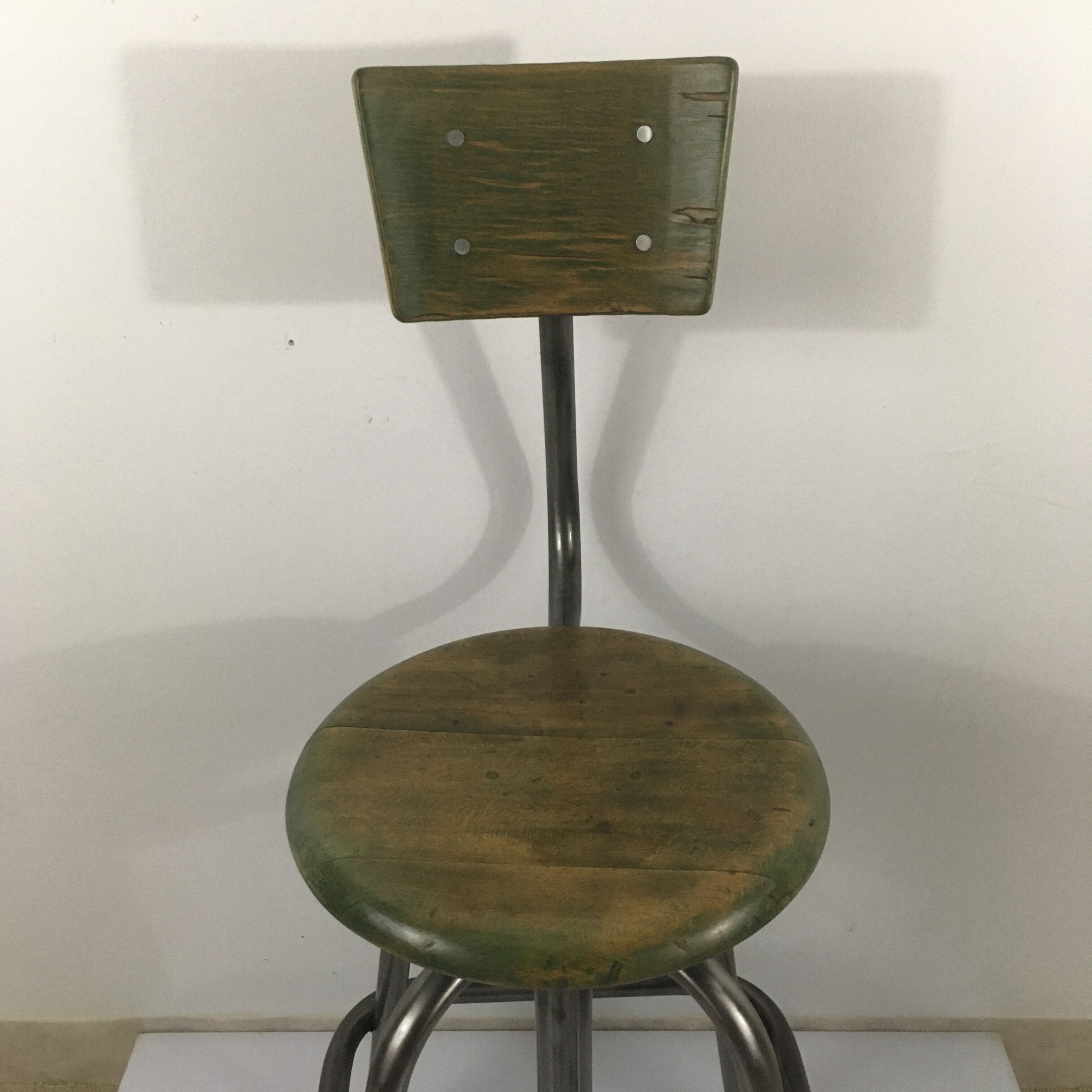 Adjustable workshop high chair and on wheels