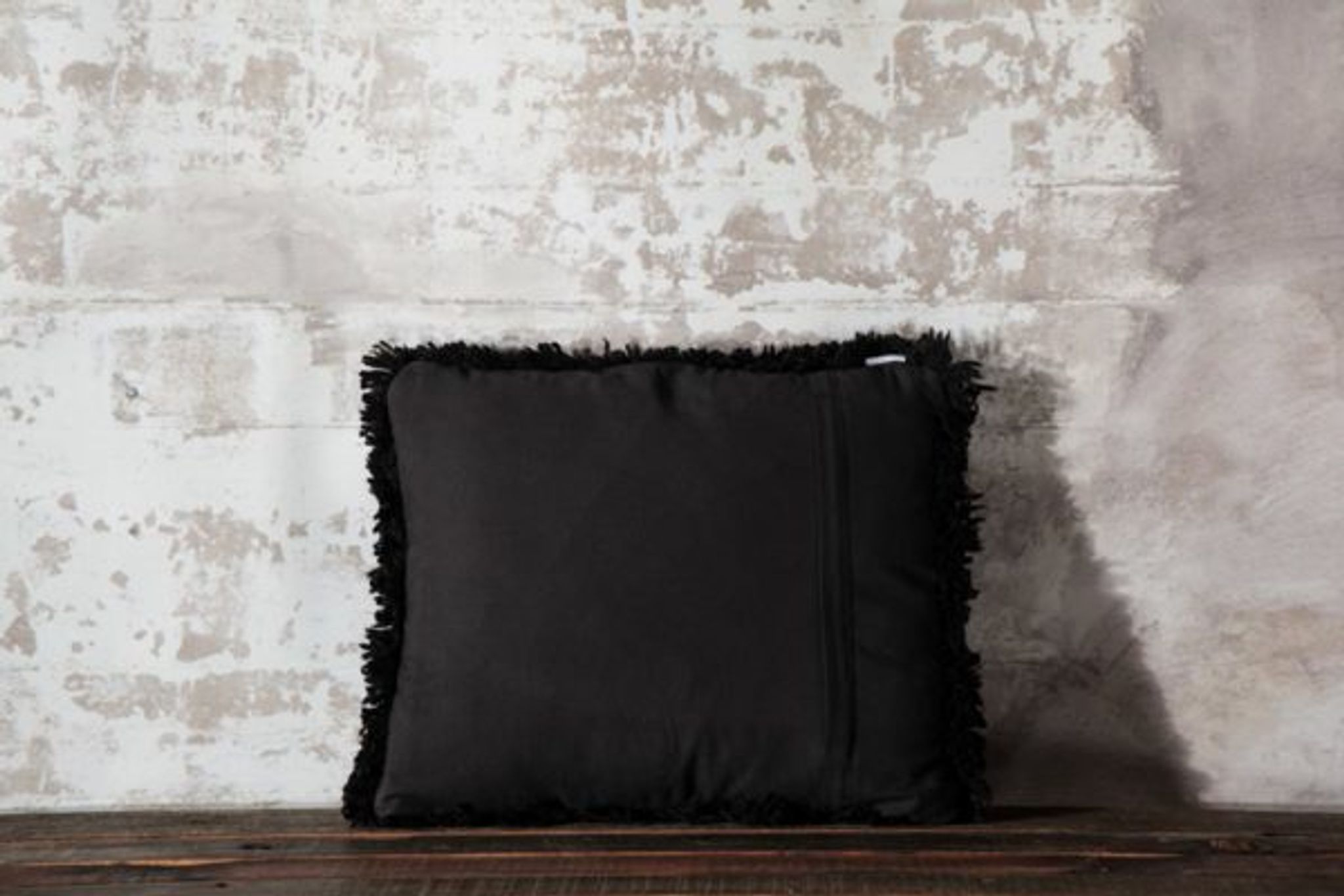 Coussin berbère noir en laine 40x50