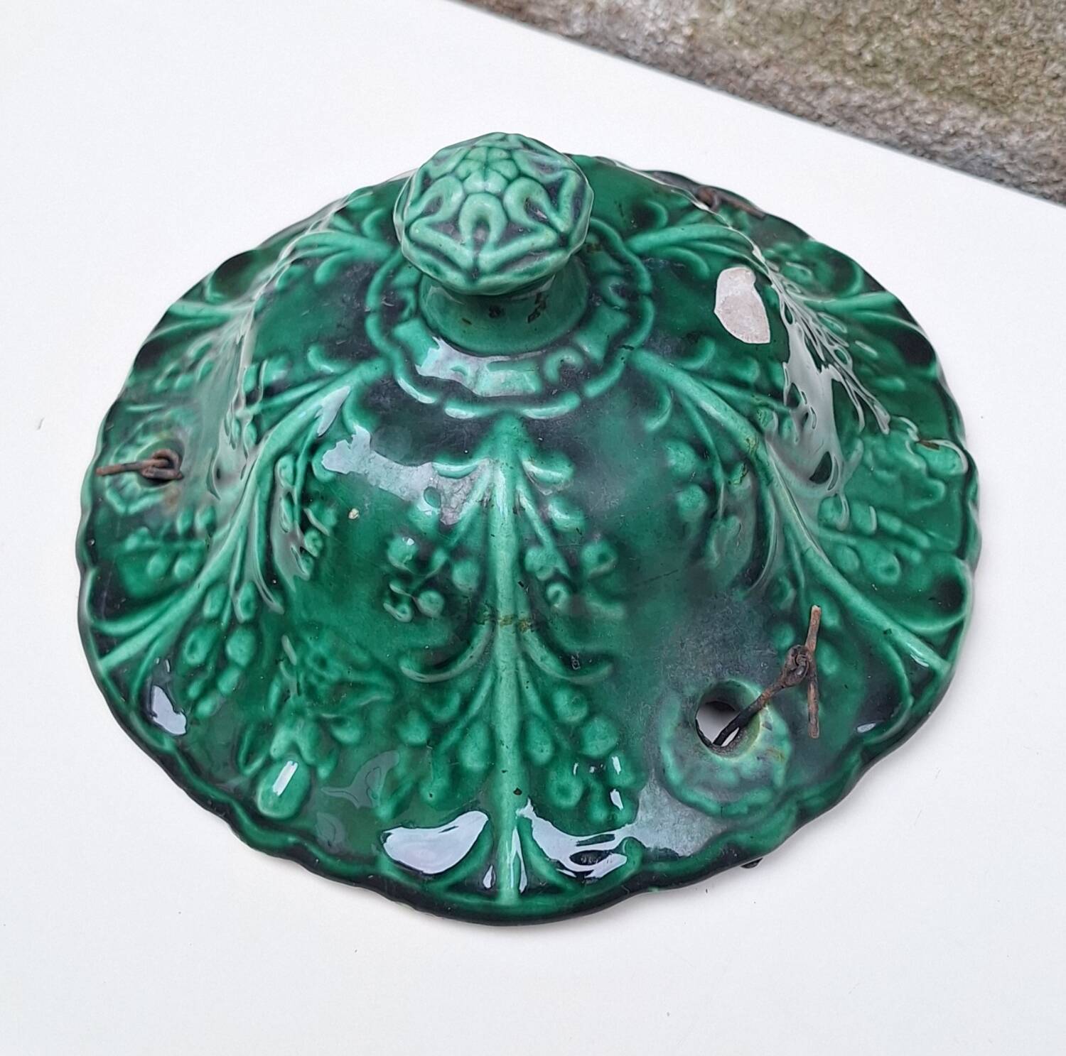 Hanging planter in green earthenware