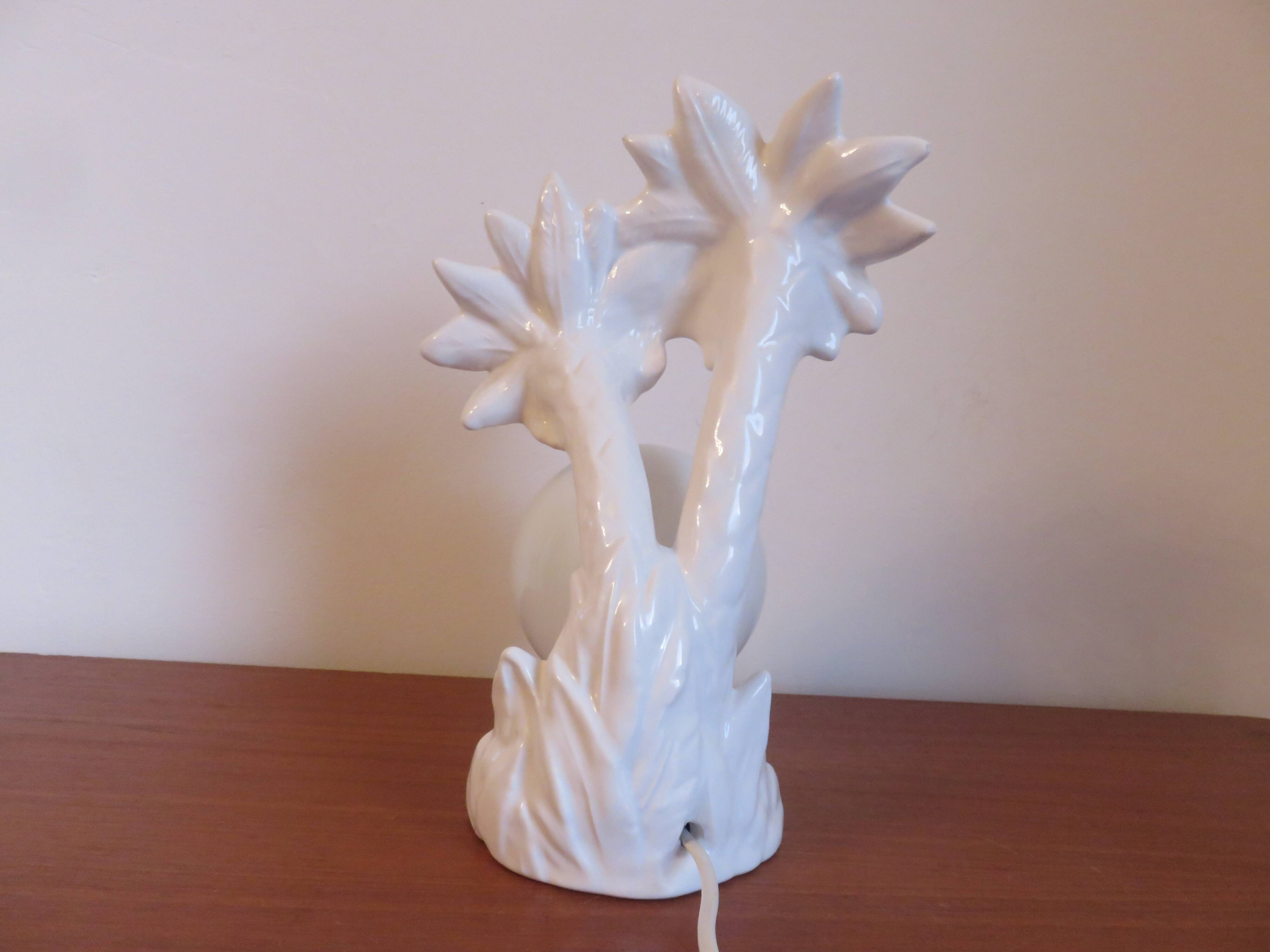 Lampe " palmier " en céramique blanche et boule opaline blanche des années 70 80