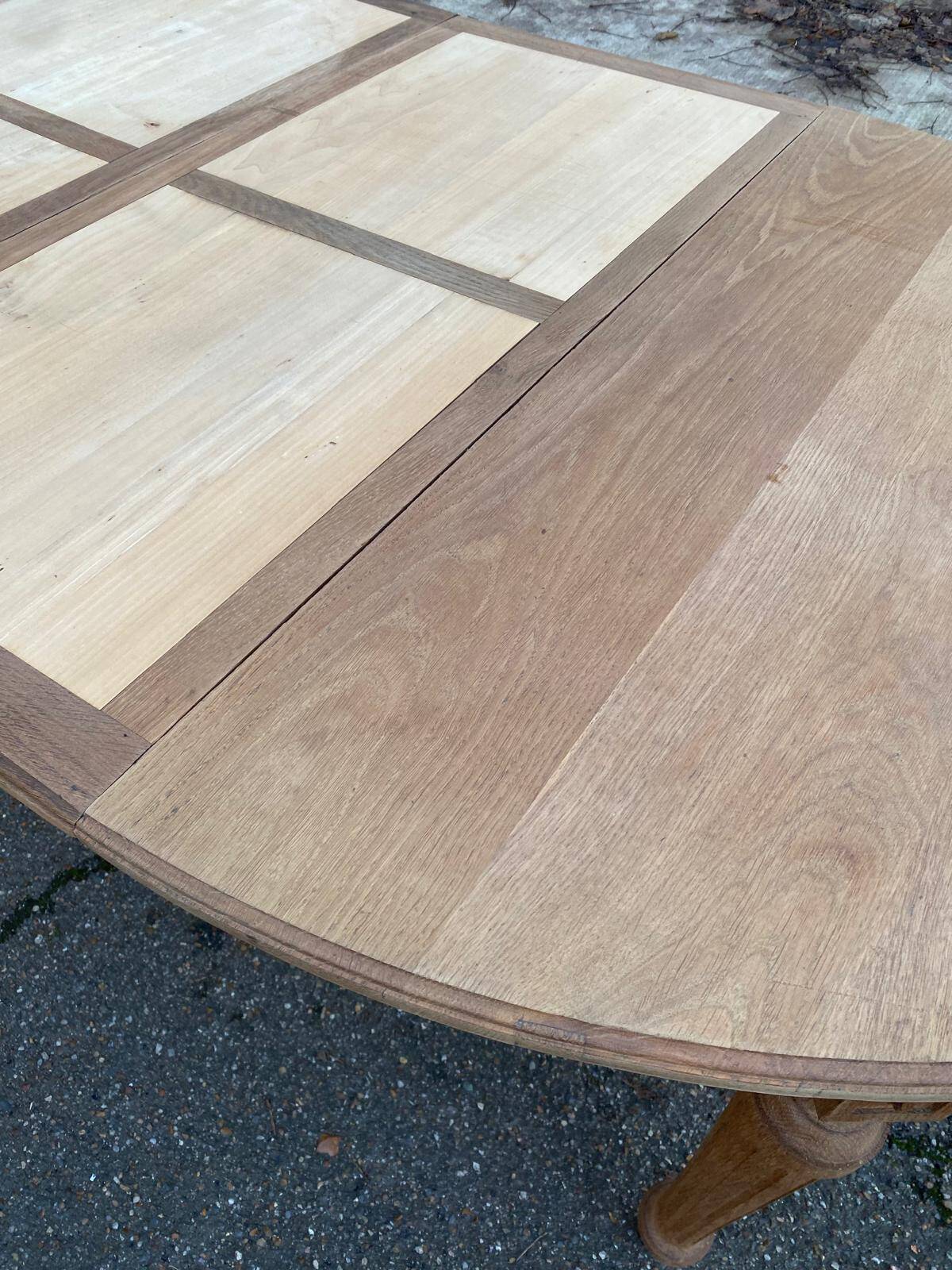 Extendable round Art Deco dining table, restored in solid oak, circa 1950, 280cm