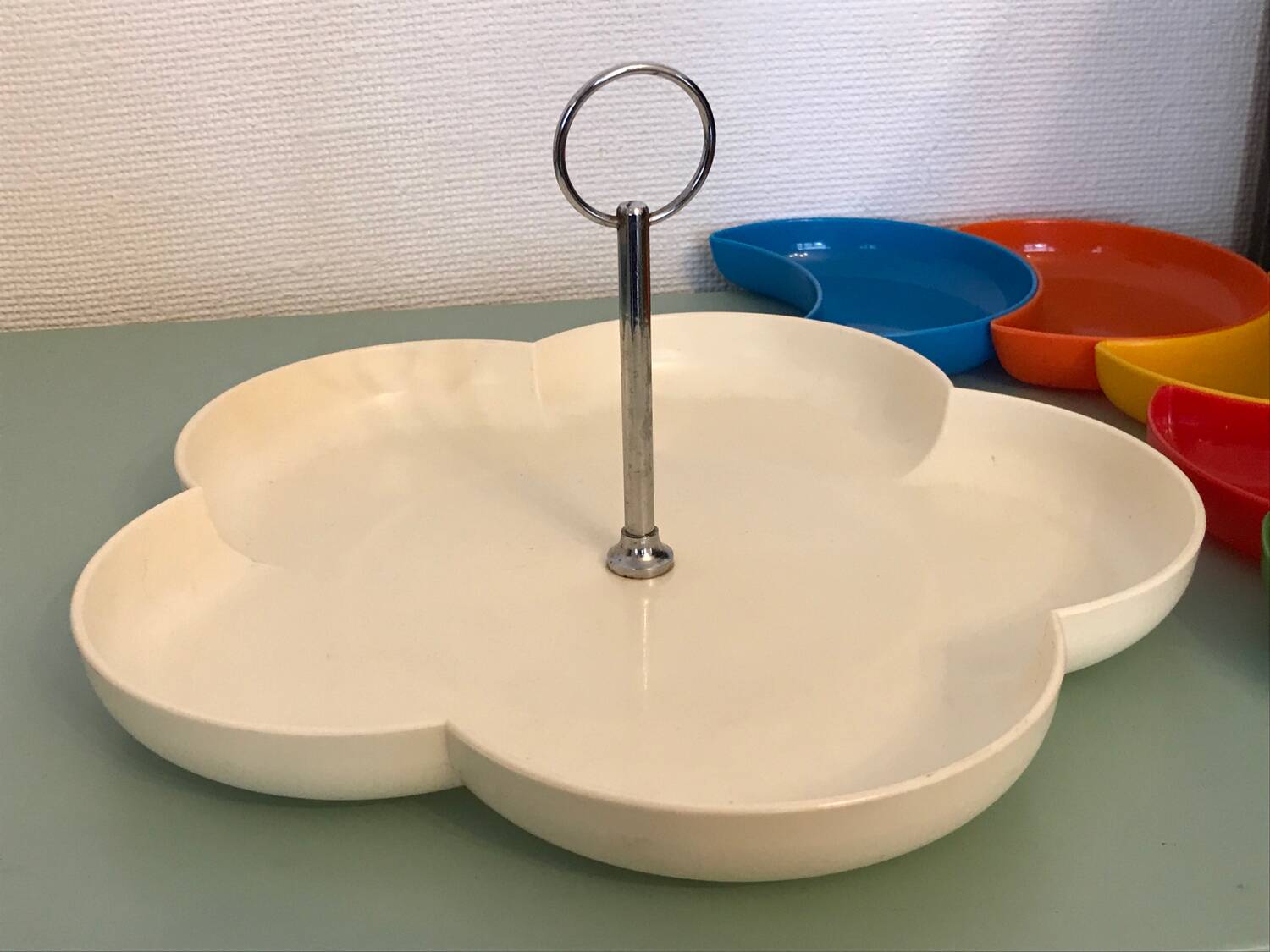 Servant vintage aperitif tray flower shape