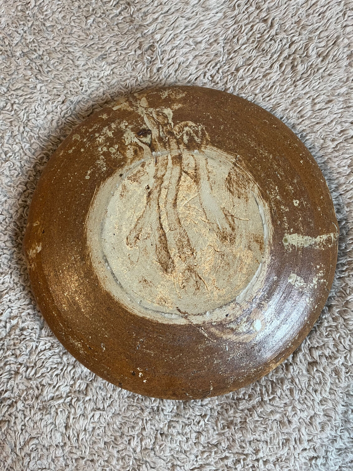 Round stoneware plate with handles
