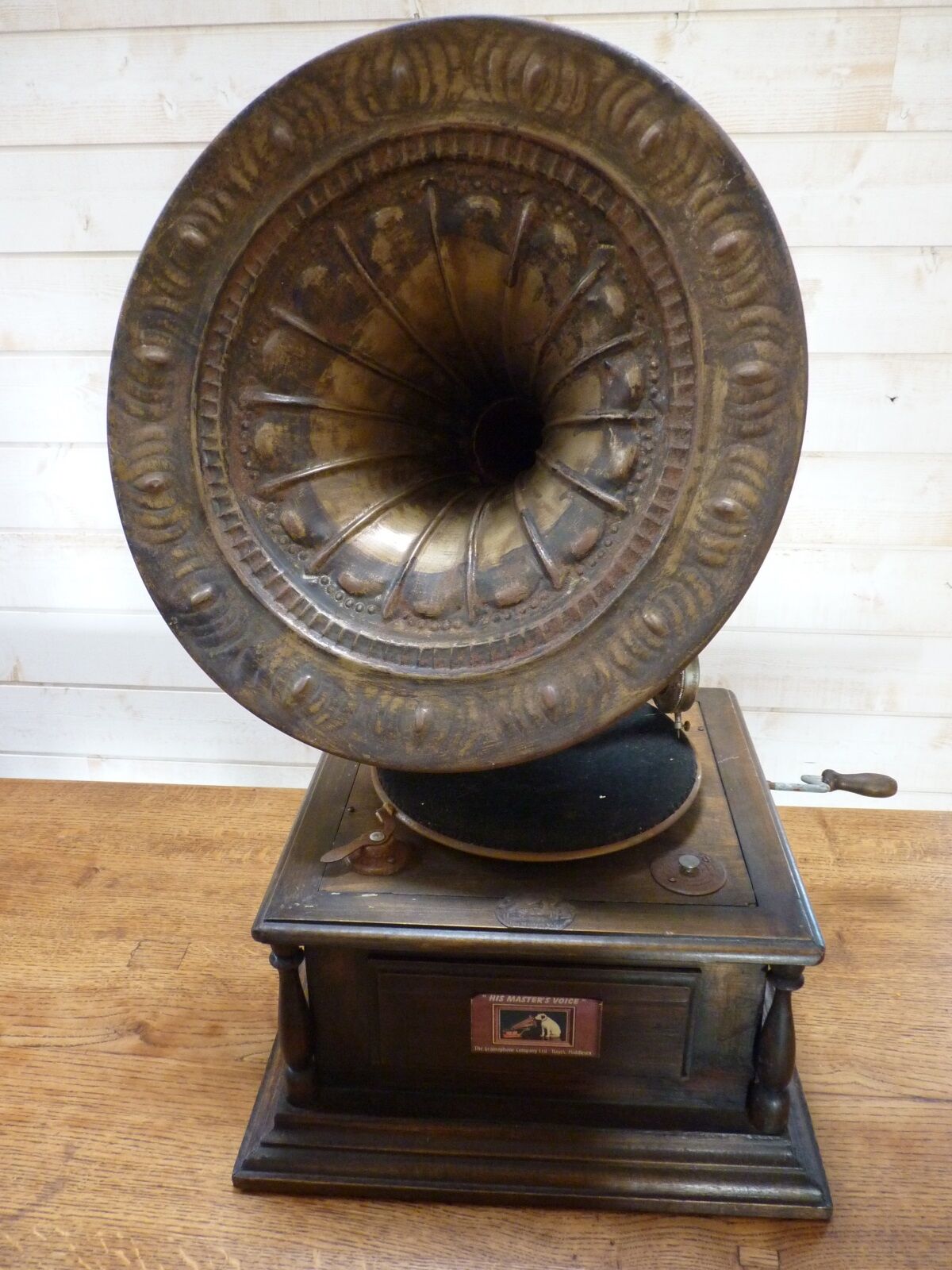Gramophone with flag "his master's voice"