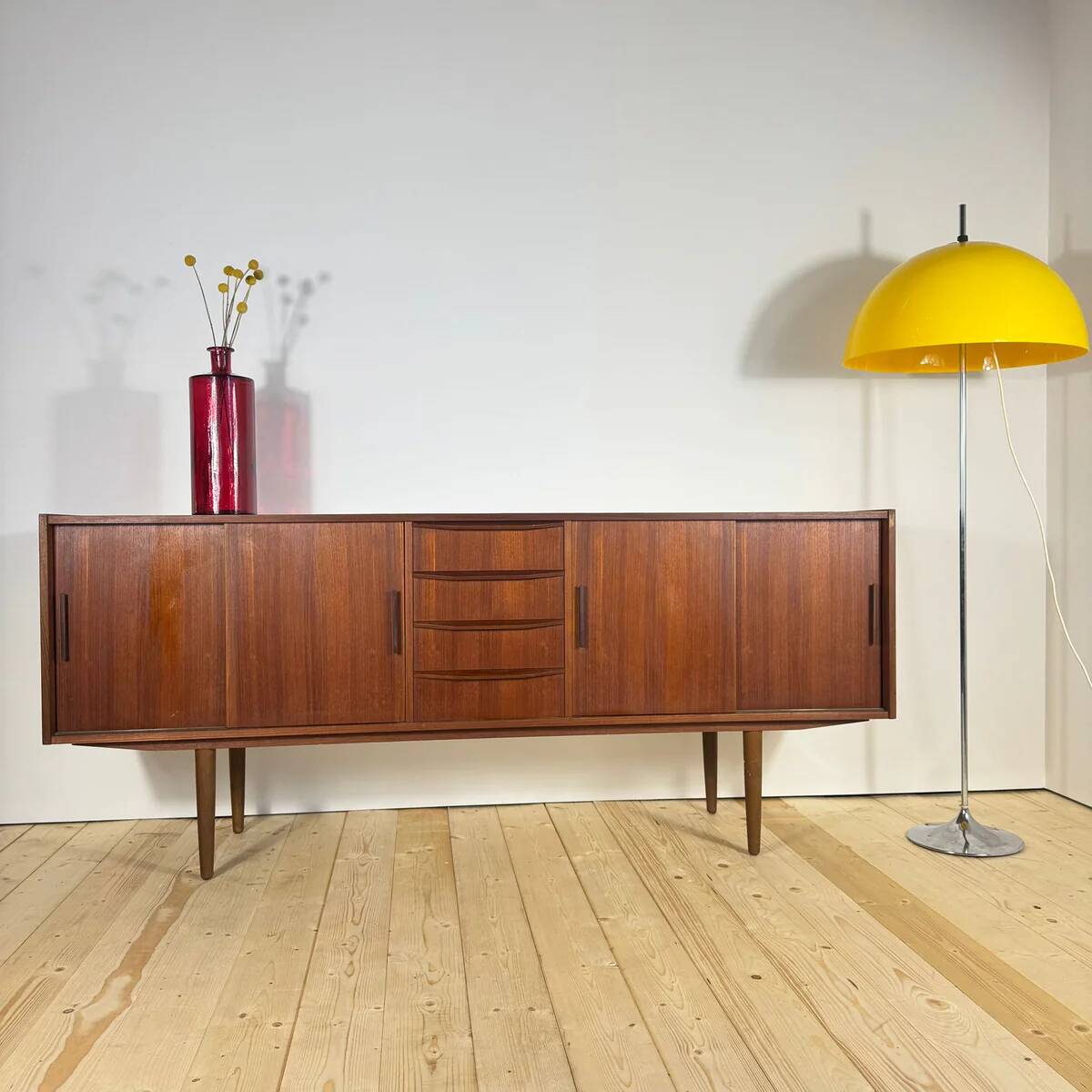 Buffet en teck avec portes coulissantes et tiroirs – Mid-Century