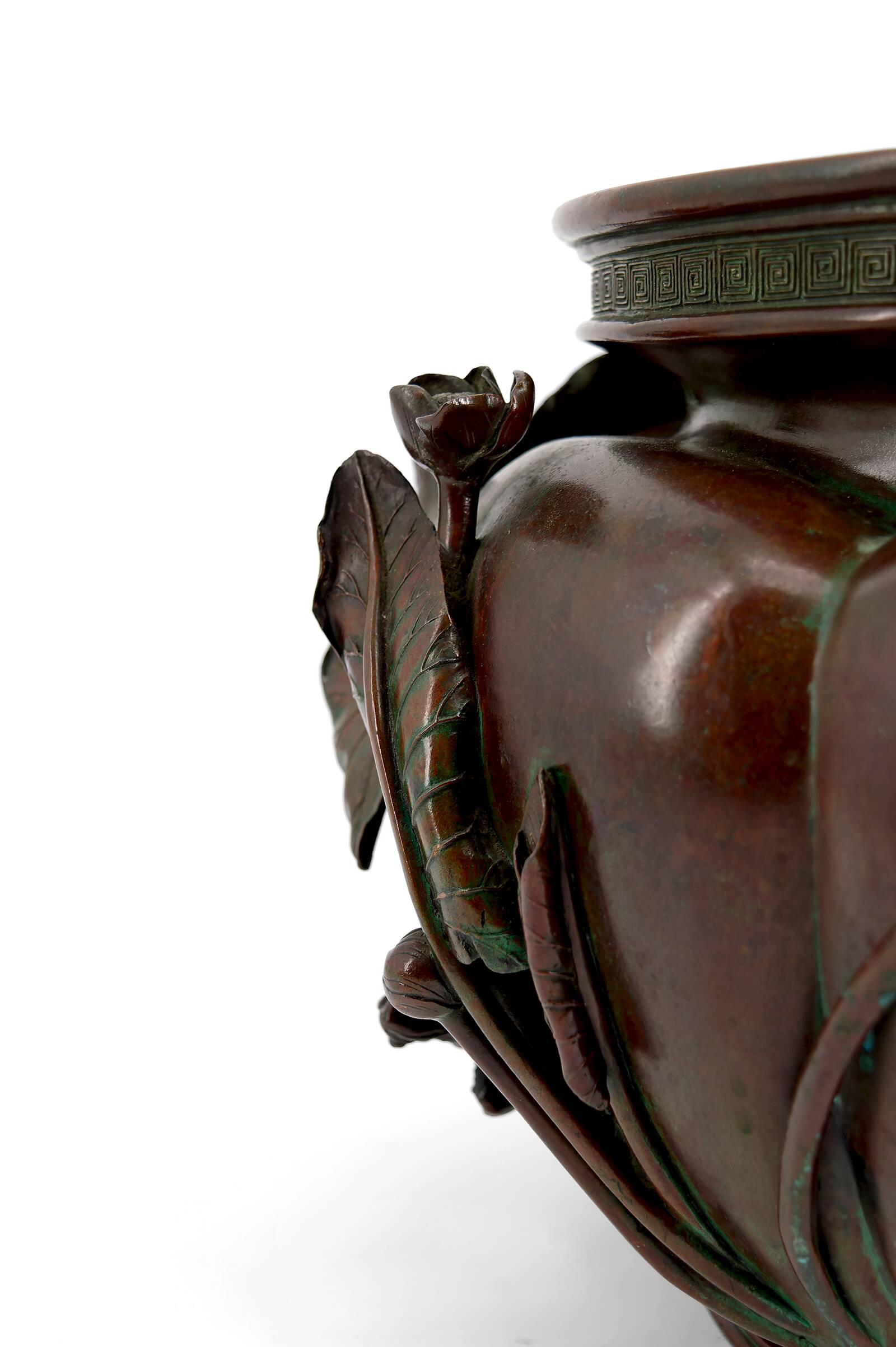 Exceptional planter / cache-pot in patinated Japanese bronze circa 1880.