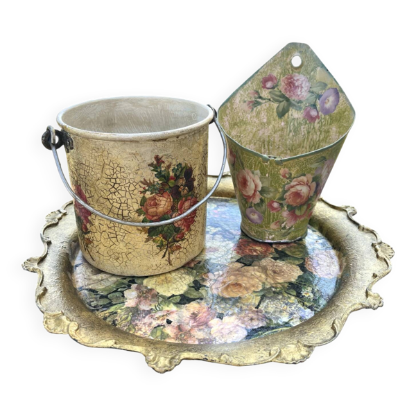 Ensemble de jardinières florales vintage, plateau en tôle français, poche murale et cache.