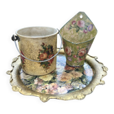 Ensemble de jardinières florales vintage, plateau en tôle français, poche murale et cache.