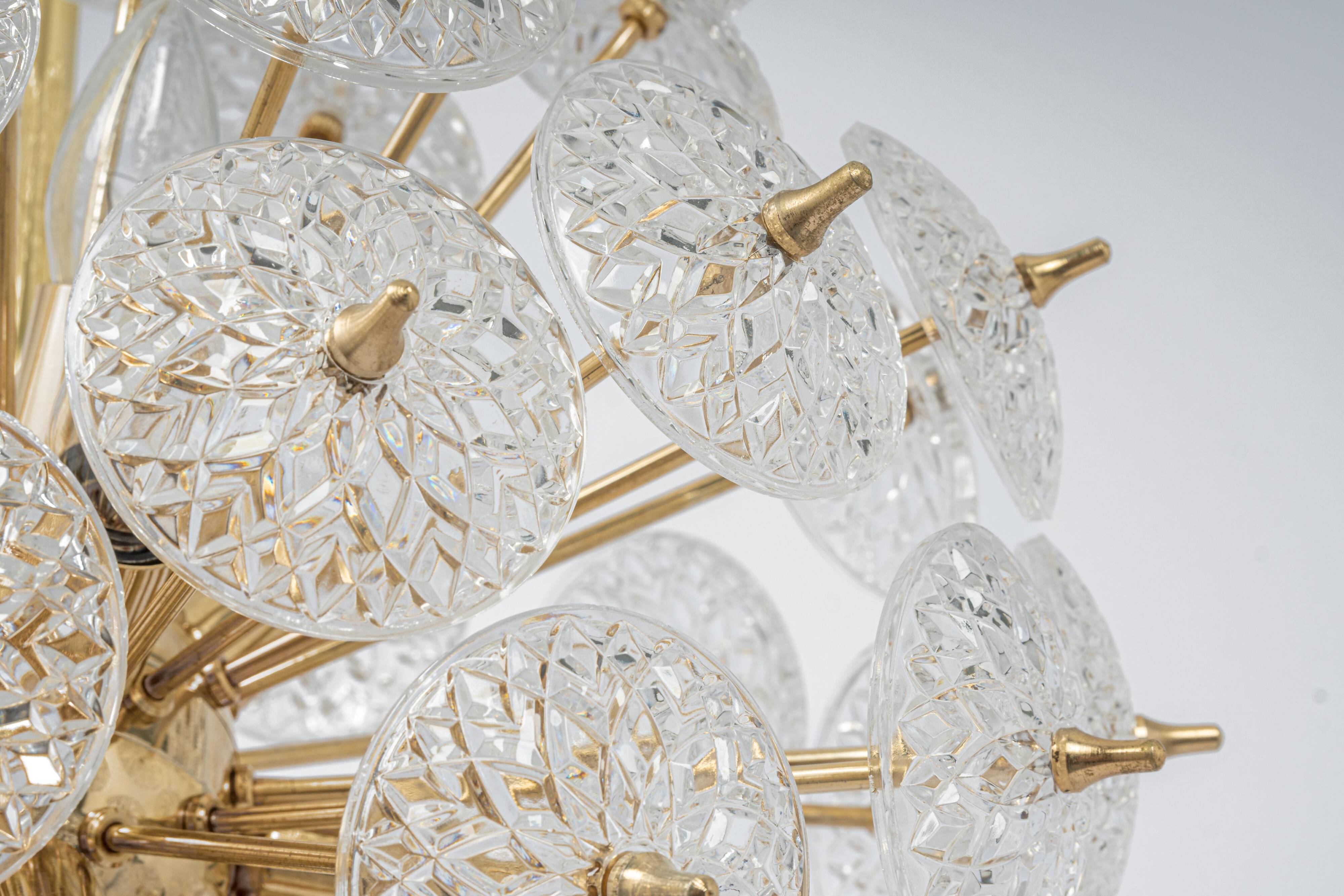 Grand superb Sputnik floral chandelier in glass and brass, Germany, 1960s.