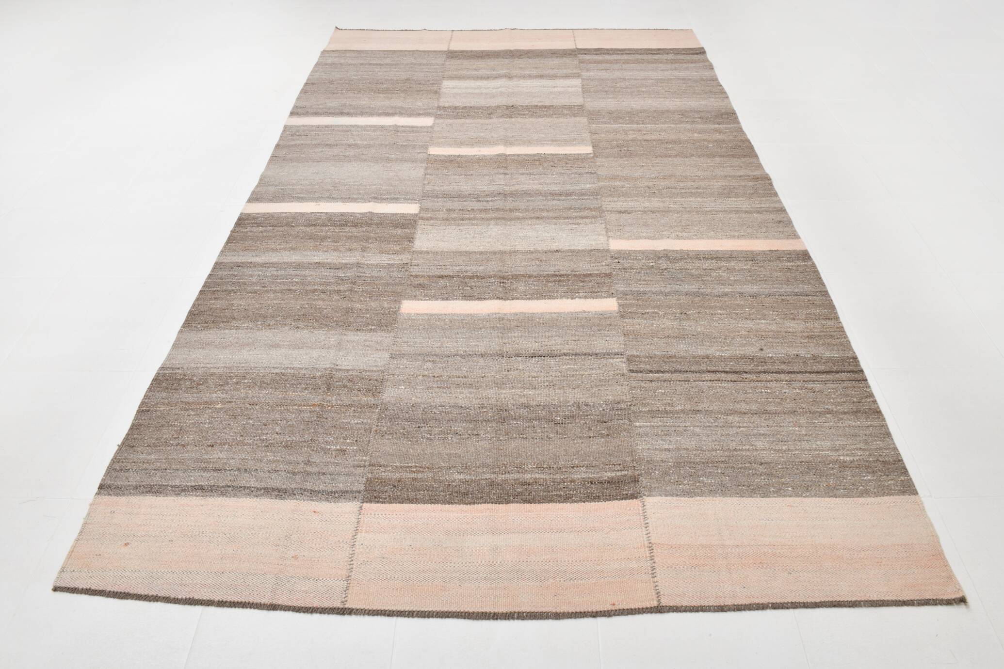 Tapis kilim vintage tons bruns et beige rosé, style minimal artisanal