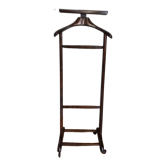 Valet de chambre valet de nuit à un porter à garments sur wheels