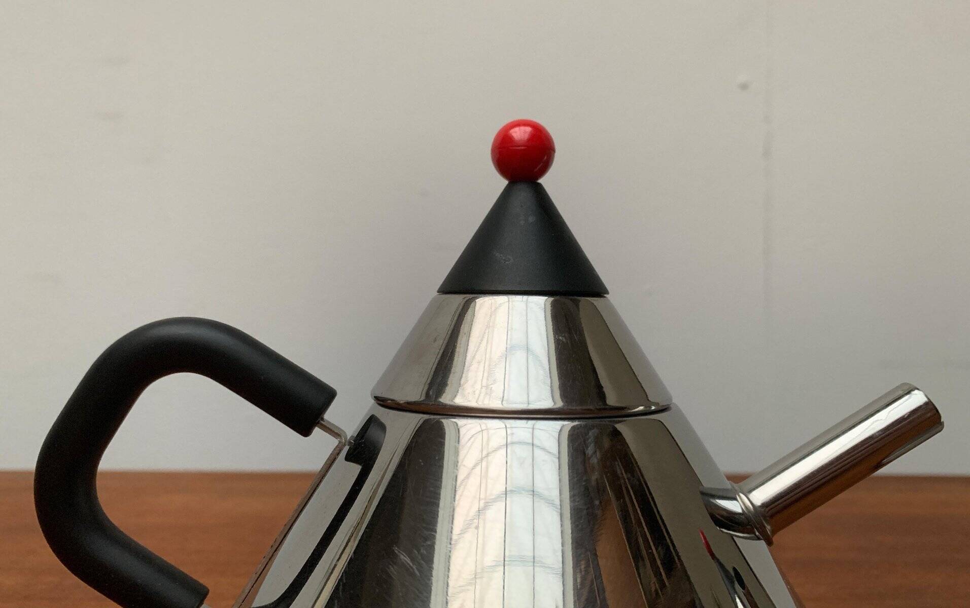 Postmodern Japanese kettle in stainless steel, set of 2