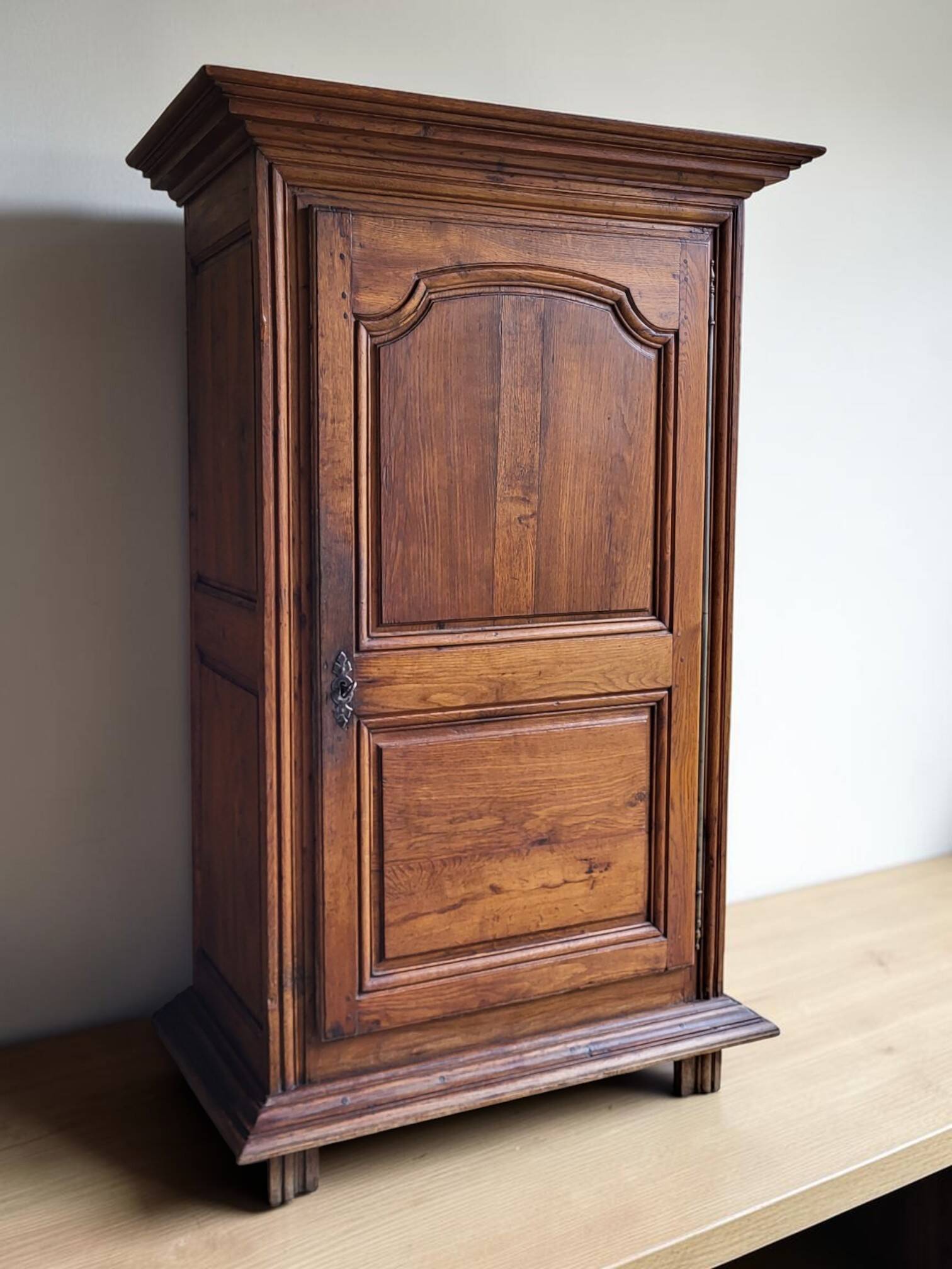 Louis XIII oak wardrobe, bonnetière, 18th century.