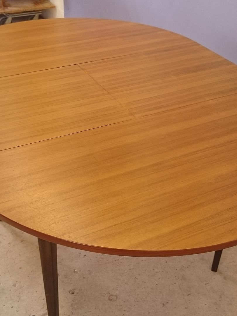 Scandinavian round table feet strung