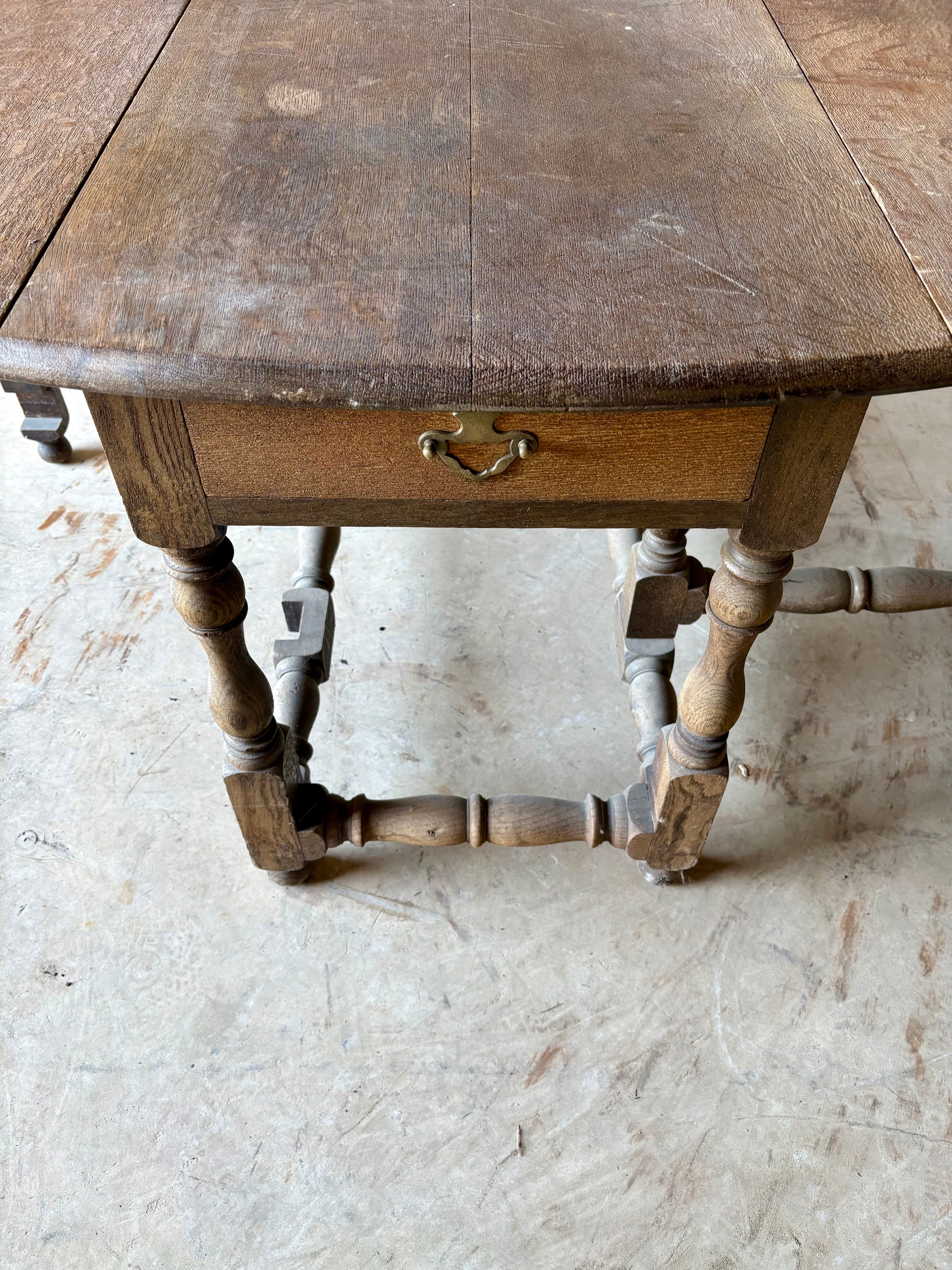Large drop-leaf table in solid oak – English country style.